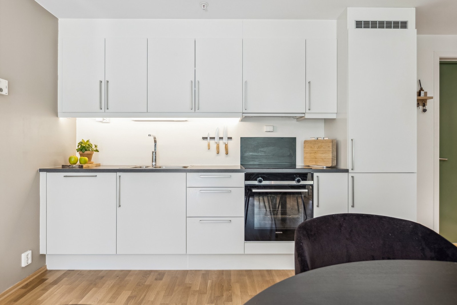 Stue og kjøkken ligger i en åpen løsning med naturlige soner for innredning. Galleribilde