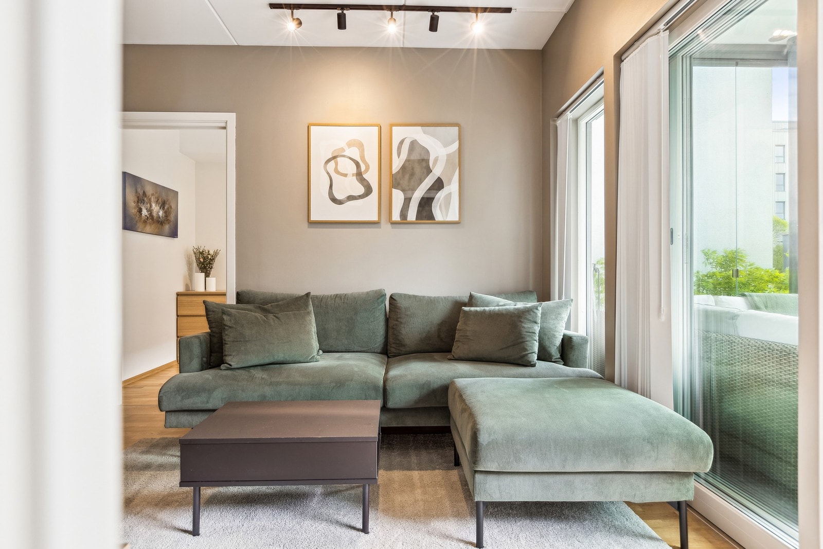 Stuen har utgang til en innglasset balkong som måler 12 kvm. Galleribilde