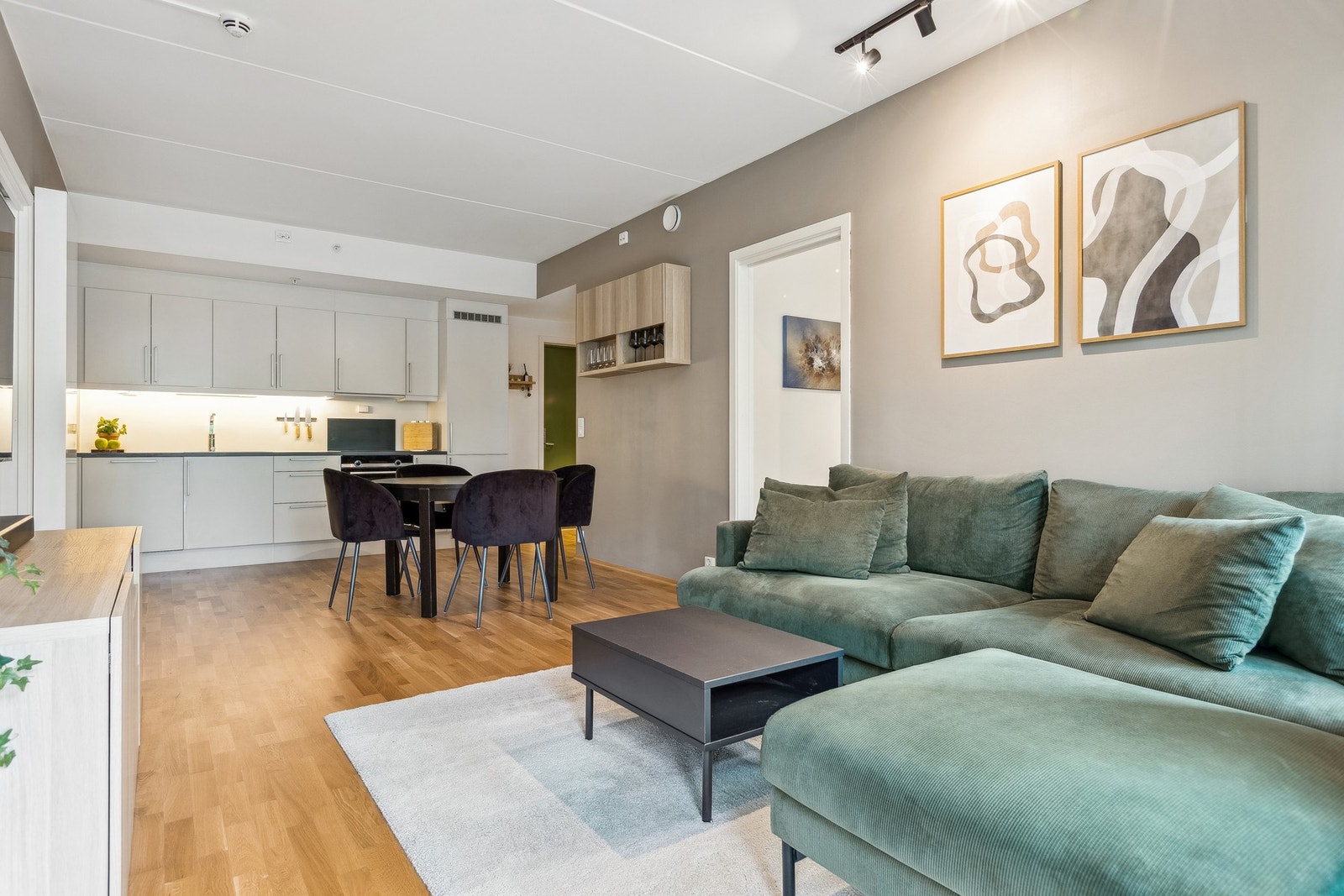 De nøytrale fargevalgene gjør det enkelt å sette sitt eget preg på leiligheten gjennom interiør og dekor. Galleribilde