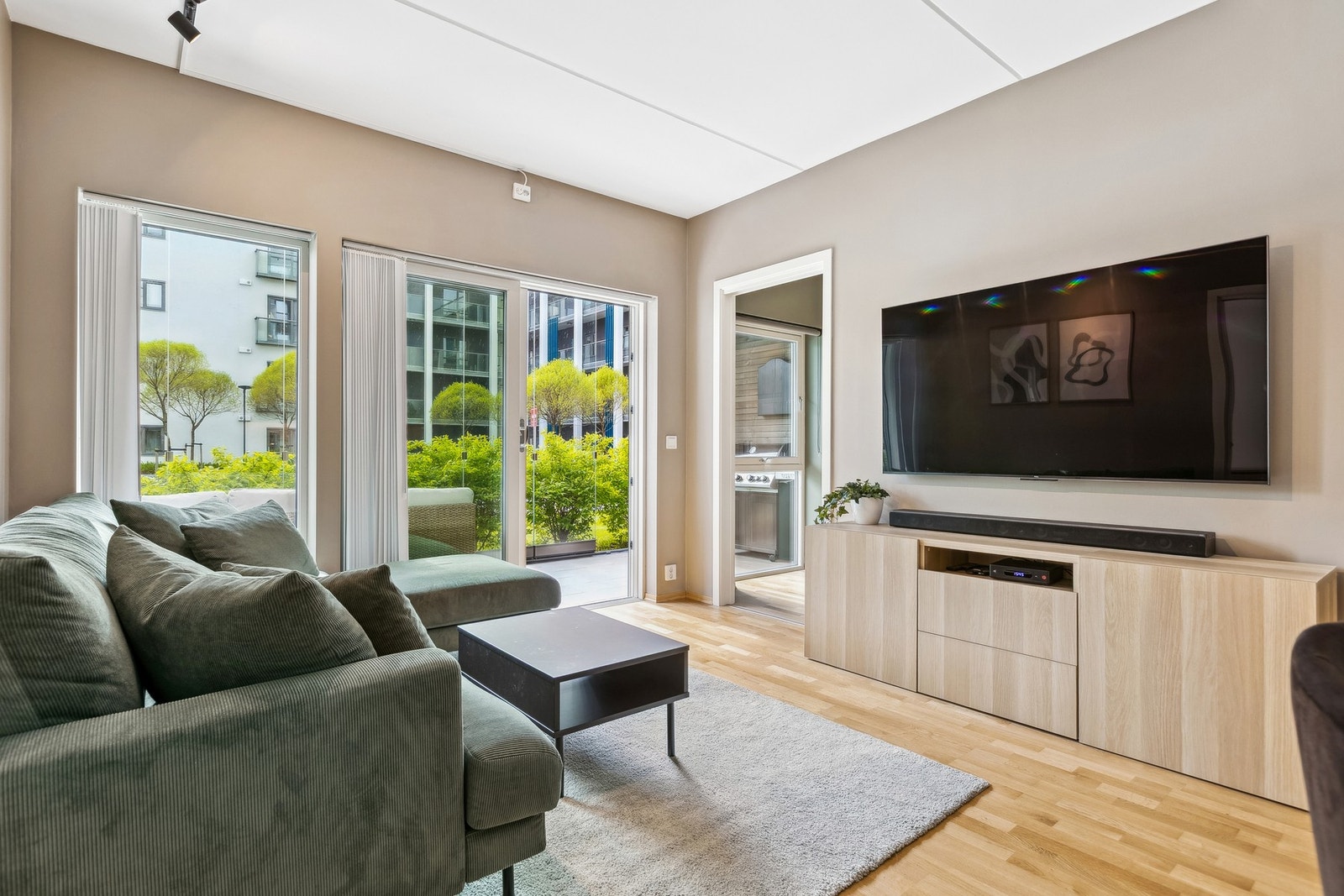 Vi ønsker deg velkommen inn! Stuen er malt i moderne farger. Galleribilde