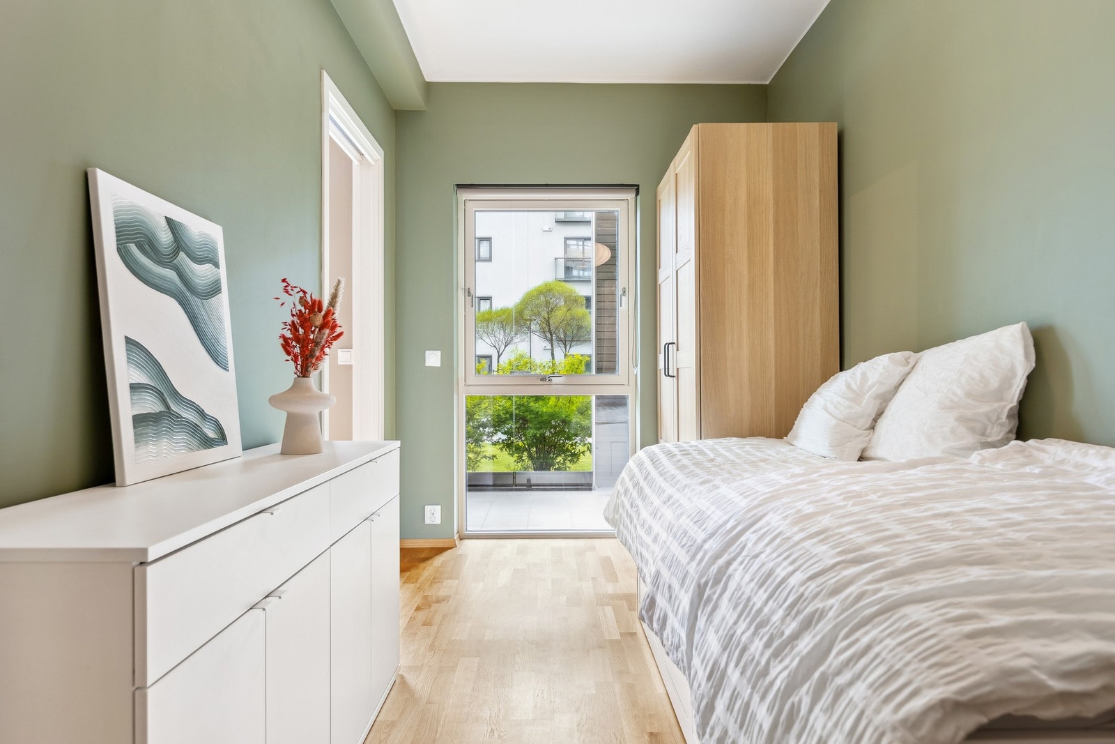 Hovedsoverommet er malt i moderne farger. Galleribilde