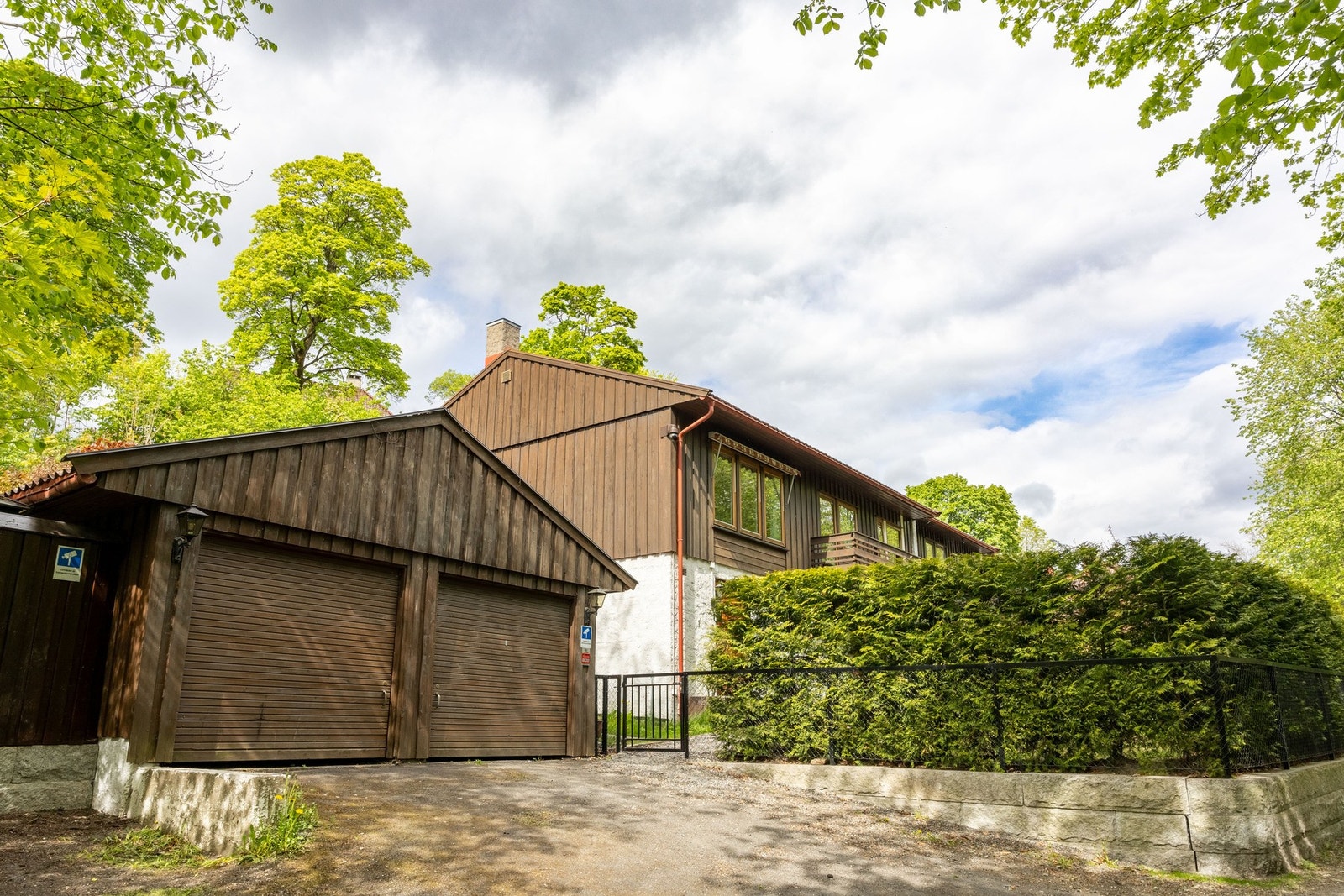 Frittstående dobbelgarasje med rett på én biloppstillingsplass. Galleribilde