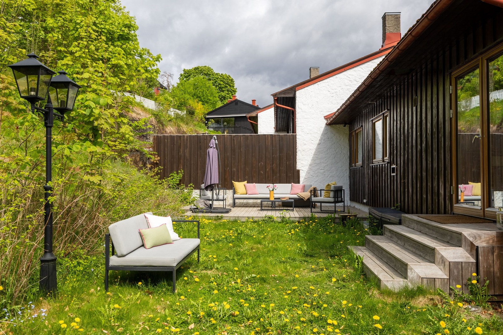 Eiendommen ligger i et rolig, barnevennlig og svært attraktivt boligområde på Smestad. Galleribilde