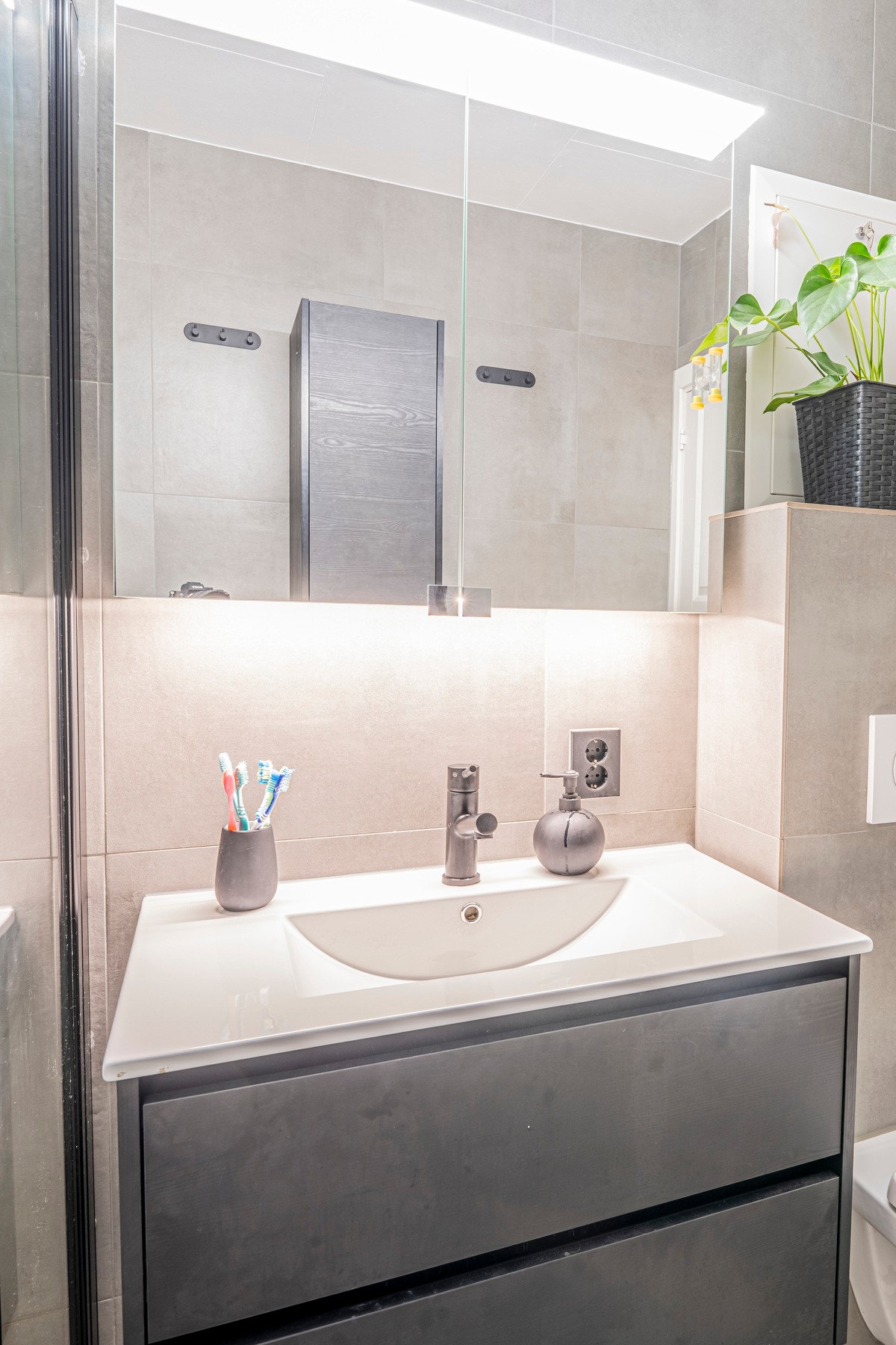 Varmekabler i gulv, vannrør til bad er også fornyet ved oppussing samt at ekstra kurser er lagt. Galleribilde