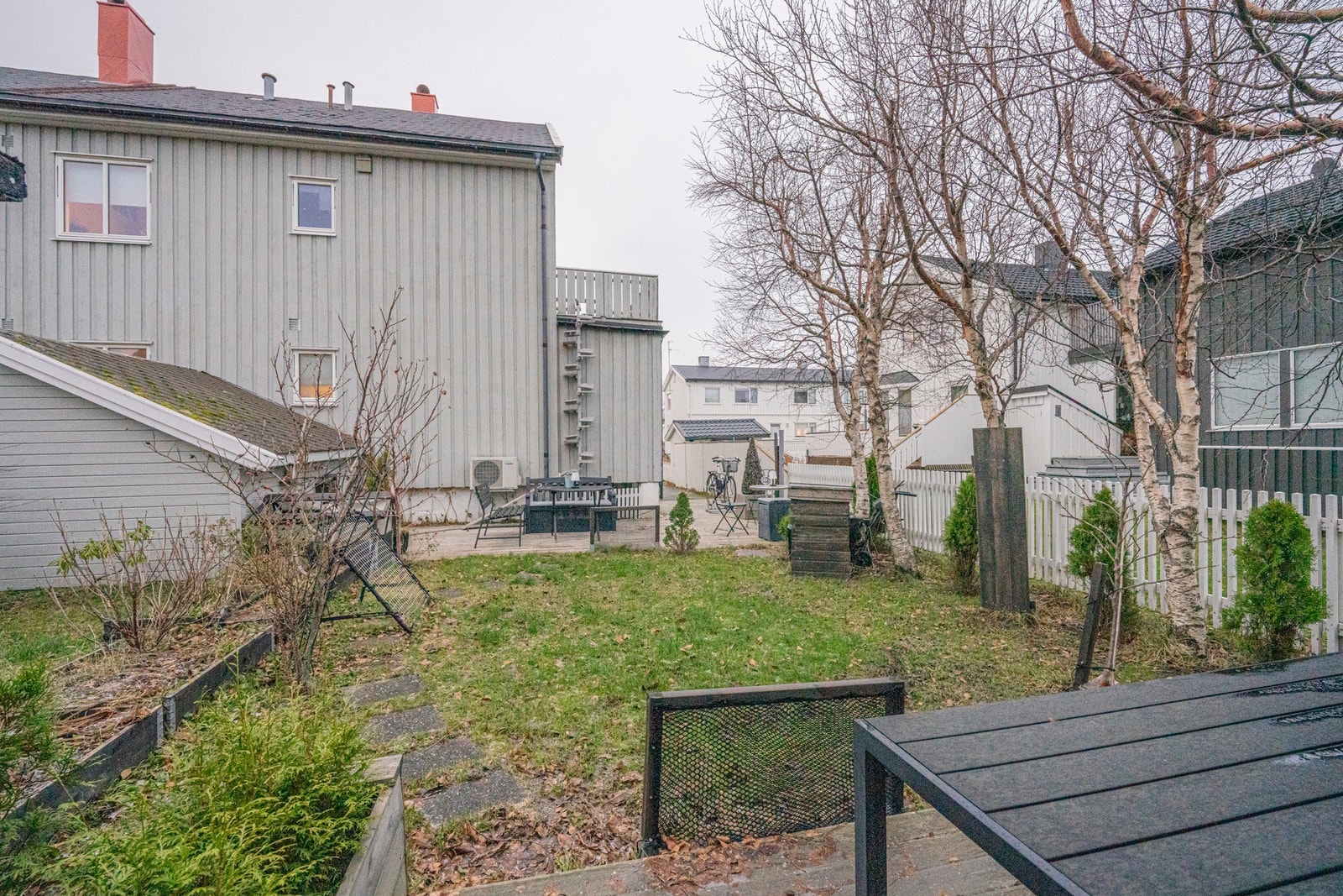 Platting vendt mot sør med god plass til sittegruppe eller annen møblering! Galleribilde