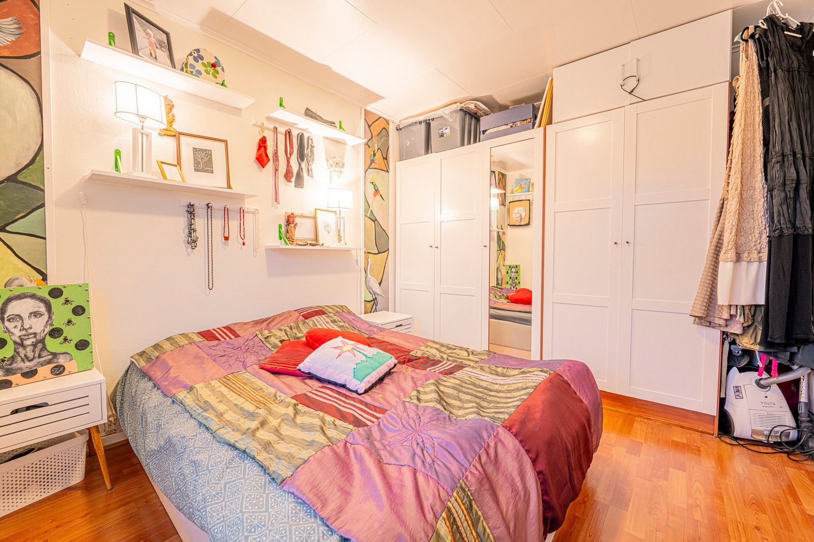 Rikelig med lagringsplass i garderobeskap og hyller Galleribilde