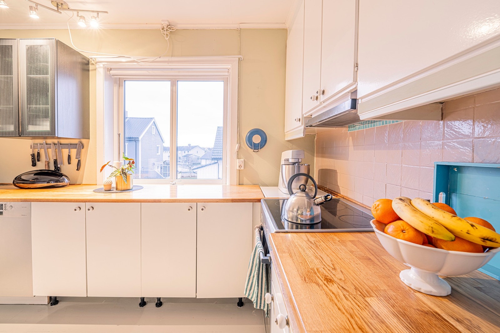 Kjøkken med utsikt. Avtrekk fra komfyrplass Galleribilde