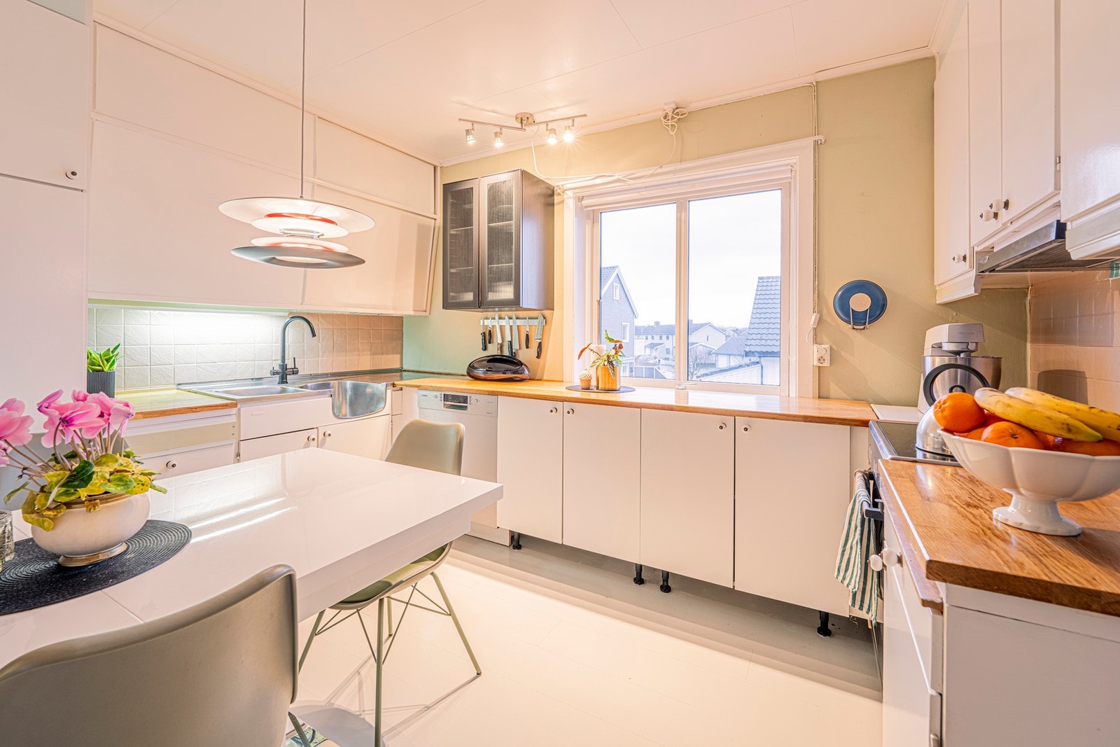 Romslig kjøkken - rikelig med benk- og skapplass Galleribilde