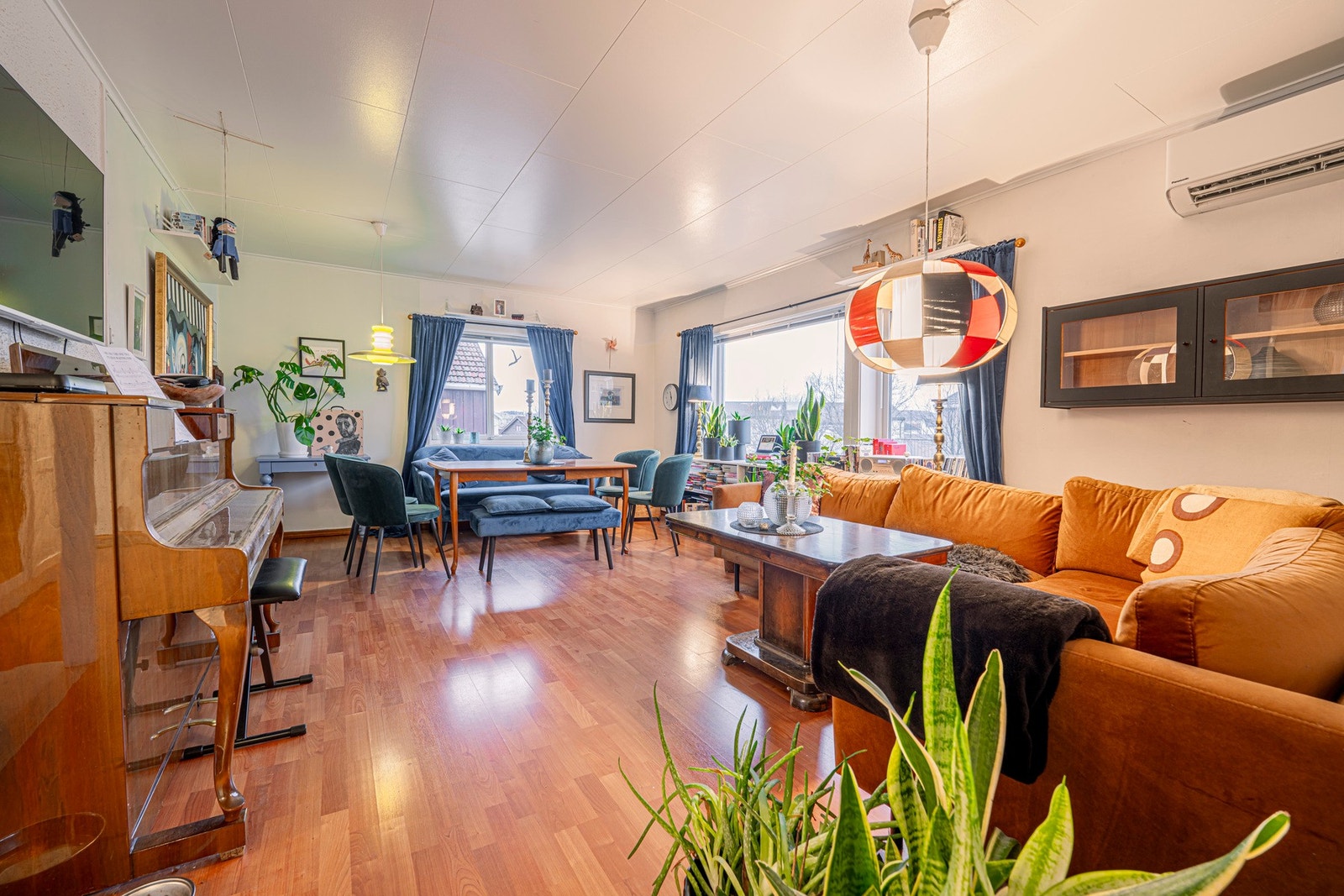 Langstrakt og romslig stue Galleribilde