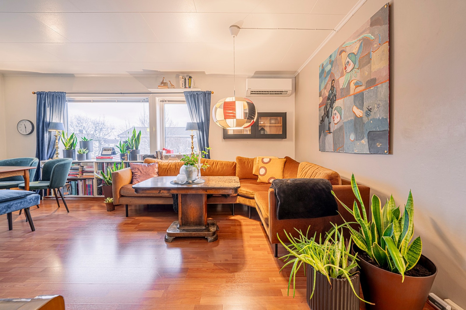 Hyggelig sittegruppe ved vindu som gir rikelig med naturlig lys Galleribilde