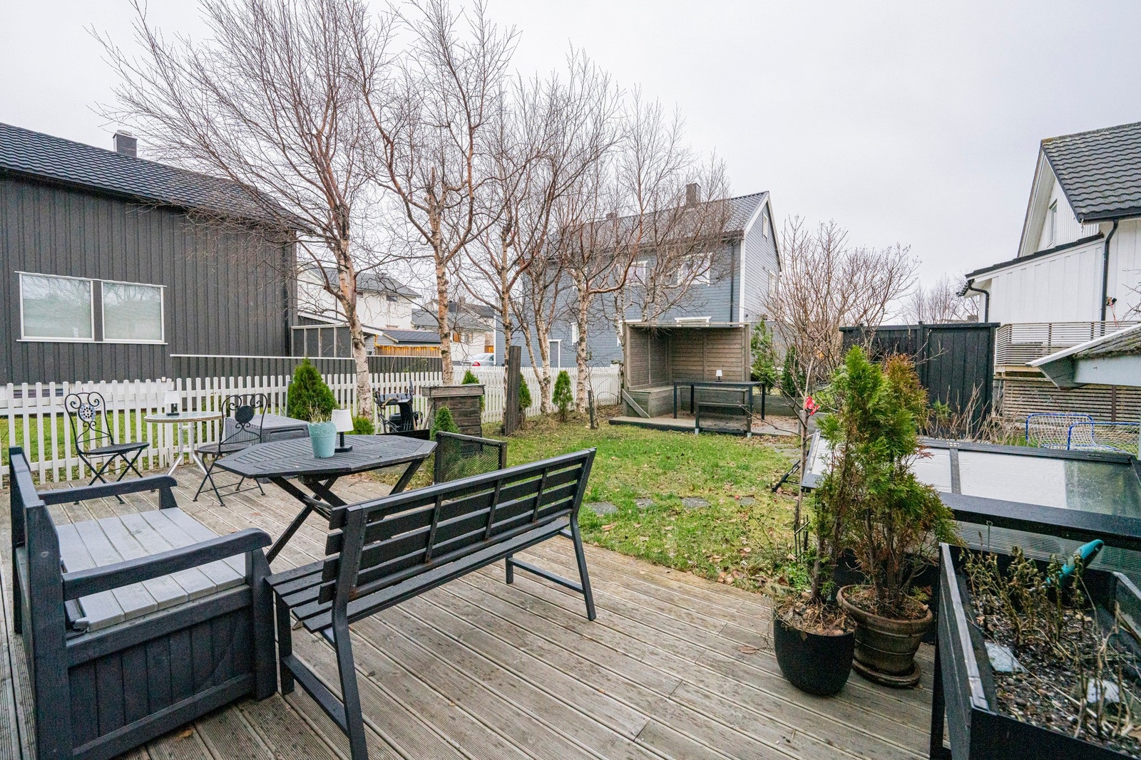 Platting vendt mot sør med god plass til sittegruppe eller annen møblering! Galleribilde