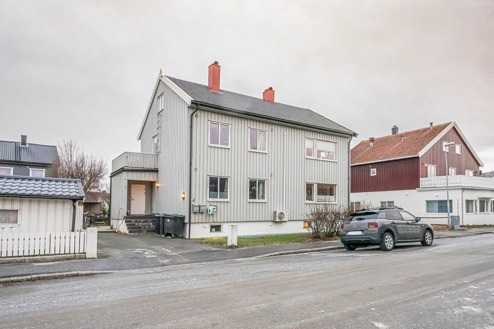 Leiligheten er ligger i andre etasje og har tilgang på praktisk loft Galleribilde