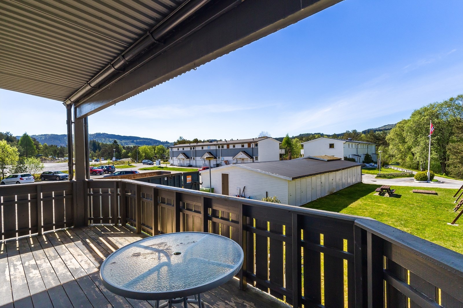 Luftig terrasse med gode solforhold Galleribilde