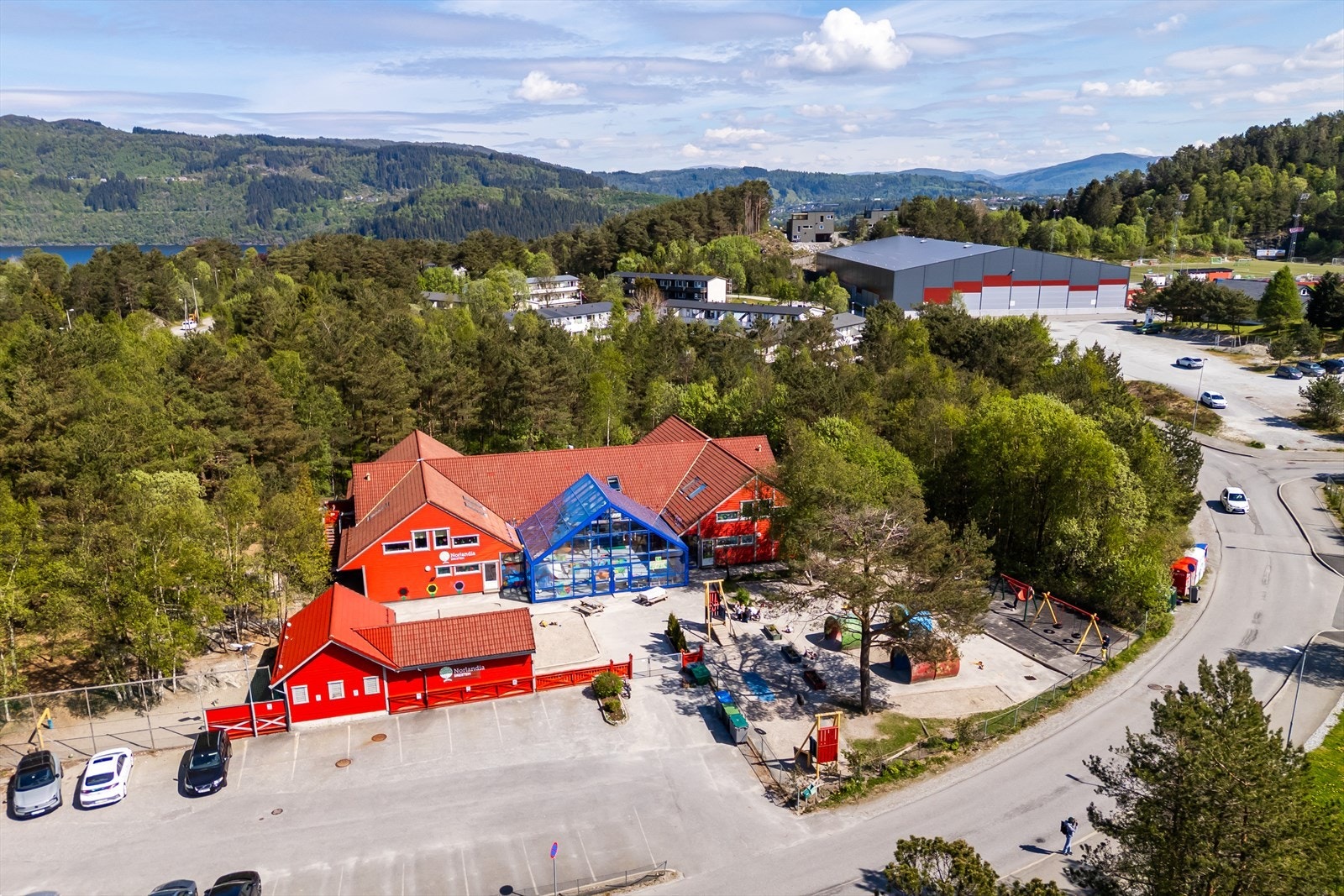 Barnehage og barneskole ca 100 meter fra boligen Galleribilde