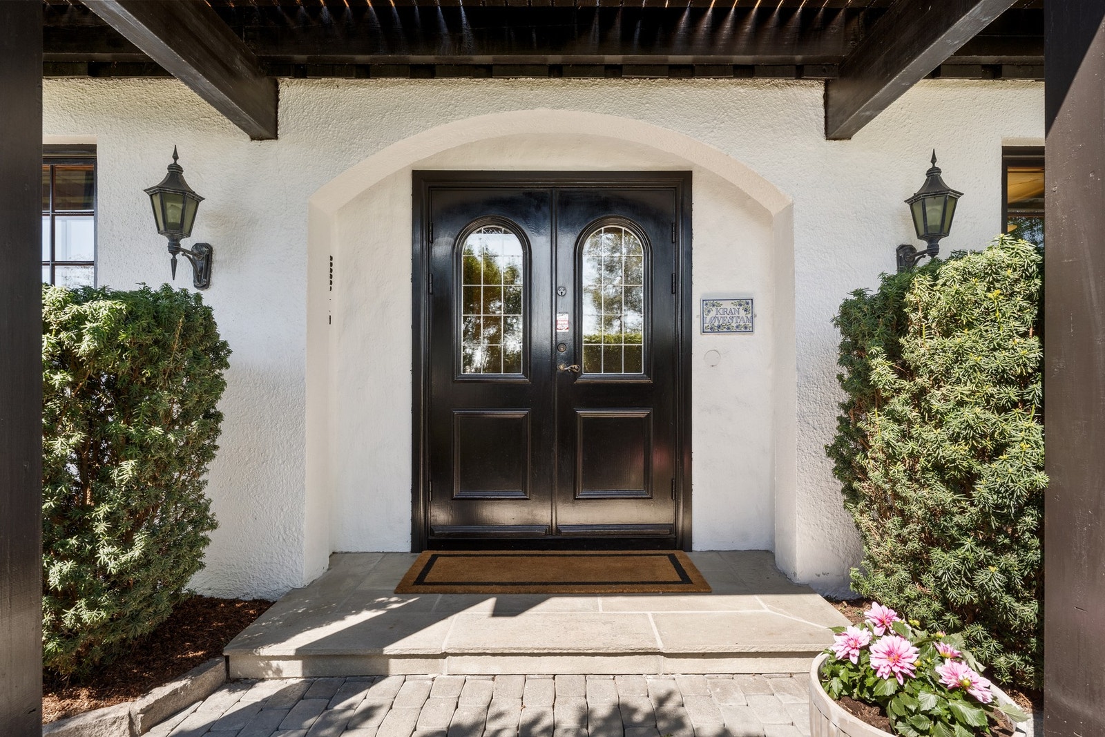 Husets inngangsparti i underetasjen. Herskapelig og lekkert. Galleribilde