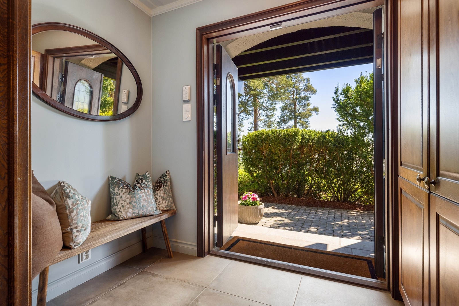 Dobbel inngangsdør fører inn i en stor, herskapelig hall. Galleribilde