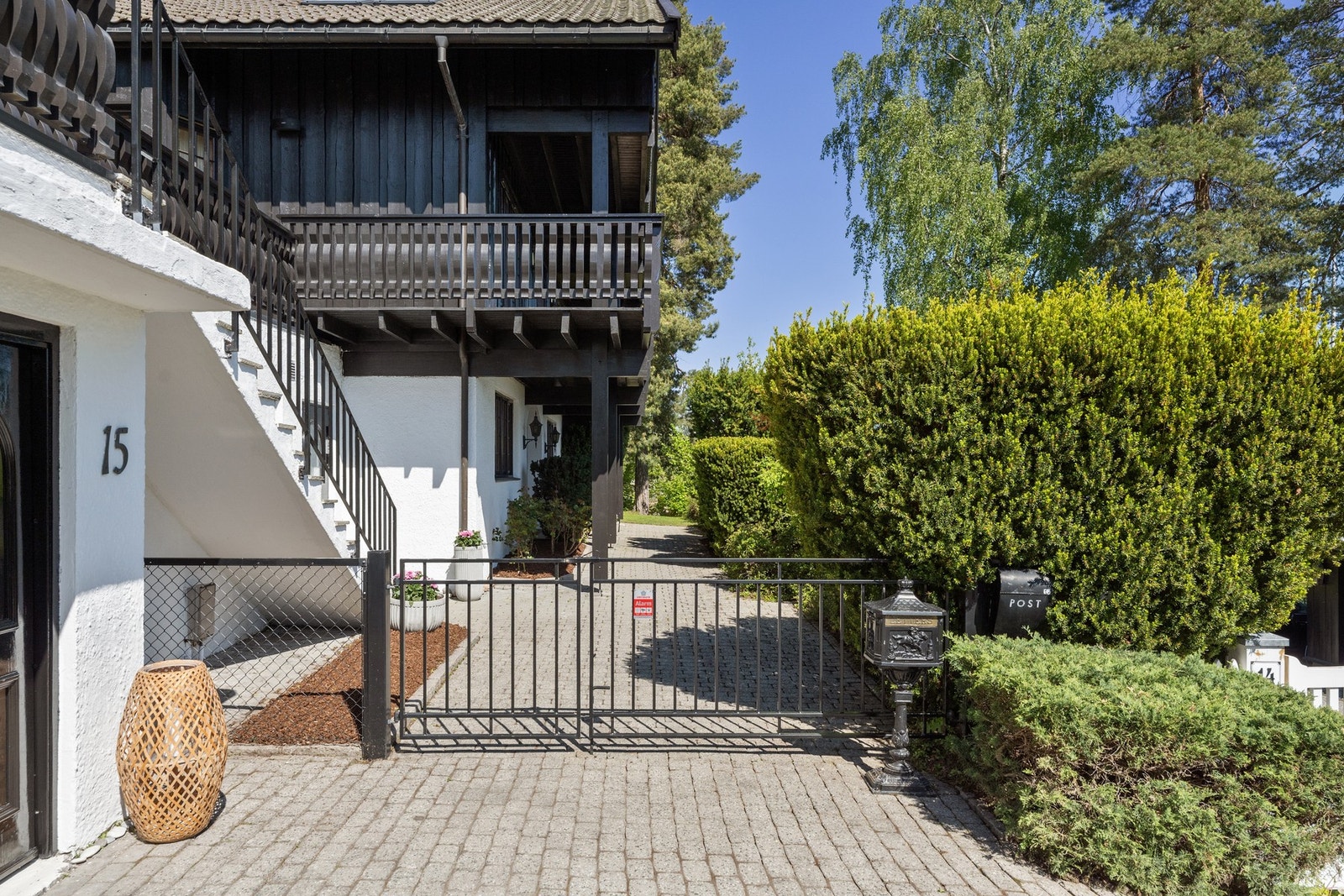 Innkjøring til boligen via Tjernsrudveien og Heimdalsveien (privat blindvei). Galleribilde