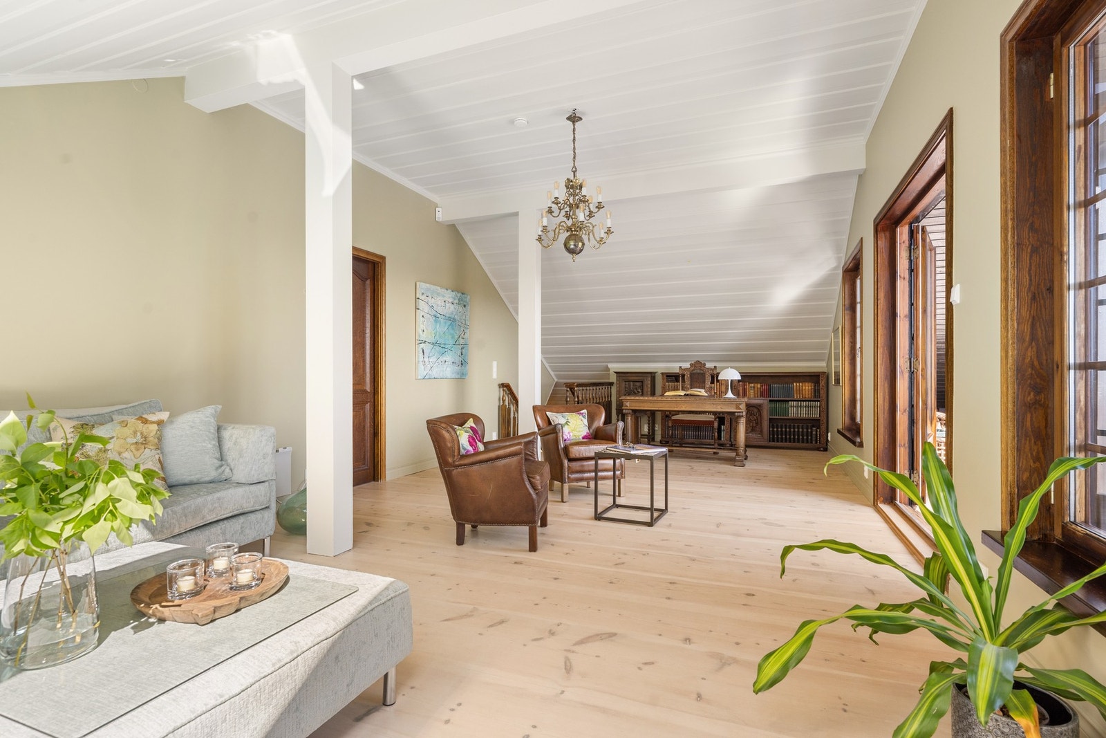 Stuen i 2. etg med ekstra god takhøyde. Denne etasjen har også to soverom og et bad. Galleribilde