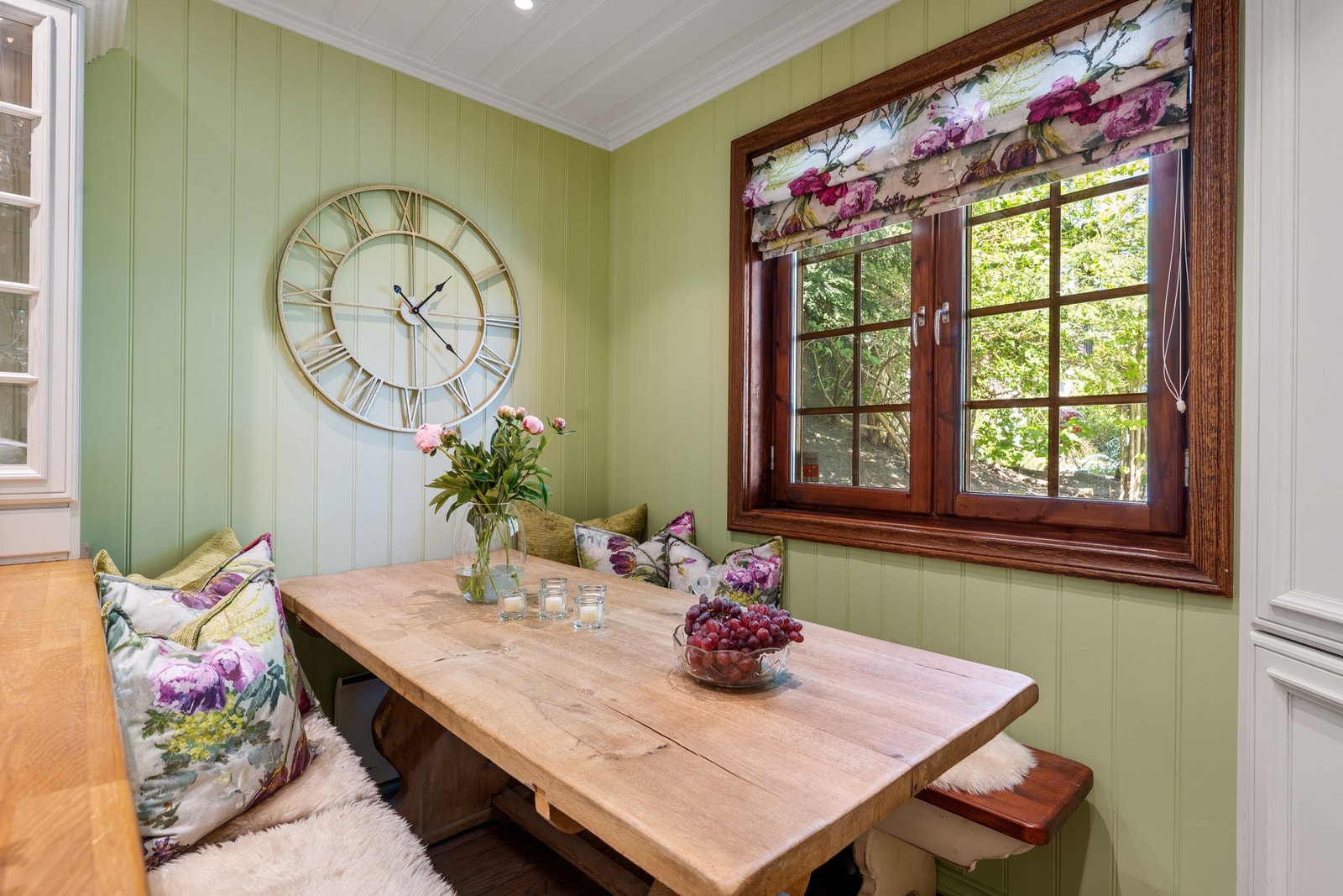 Kjøkkenets koselige spiseplass, stedet for de dype samtalene. Galleribilde