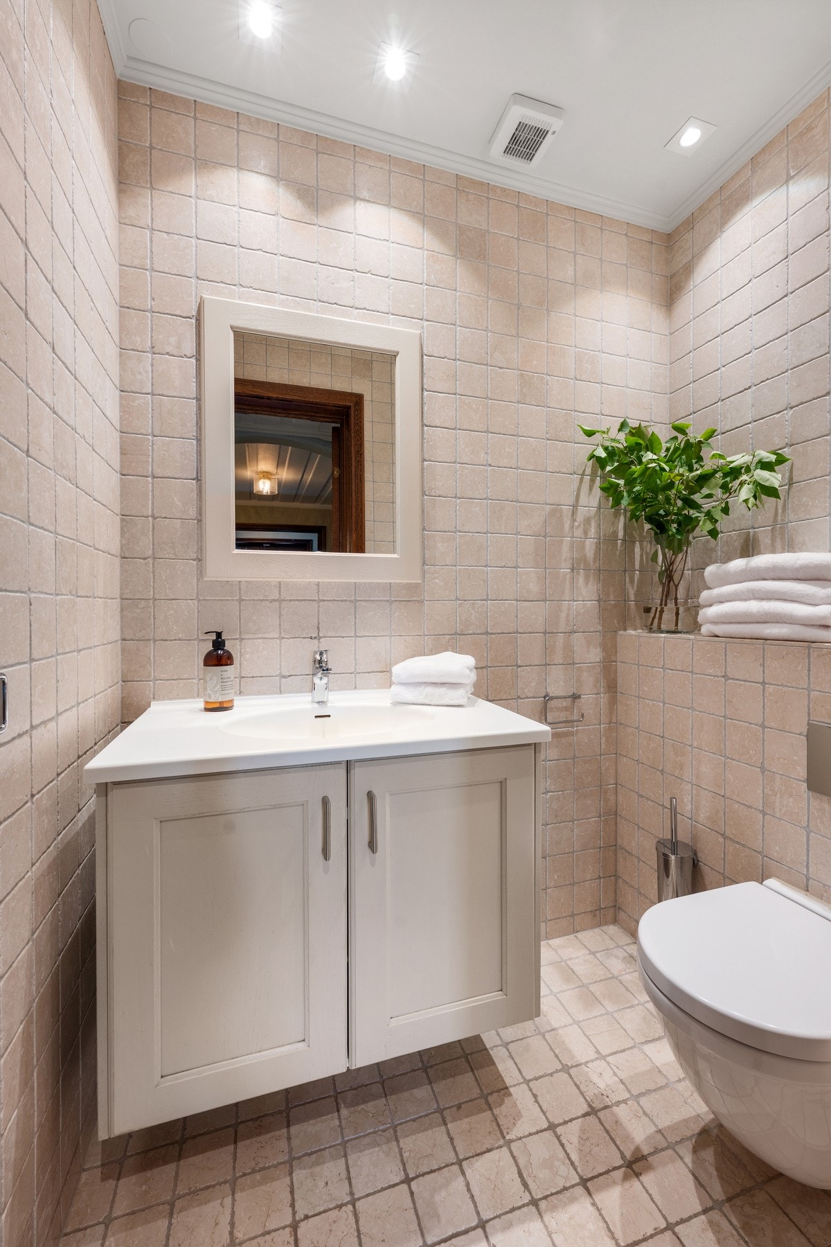 Toalettrom i underetasjen. Galleribilde