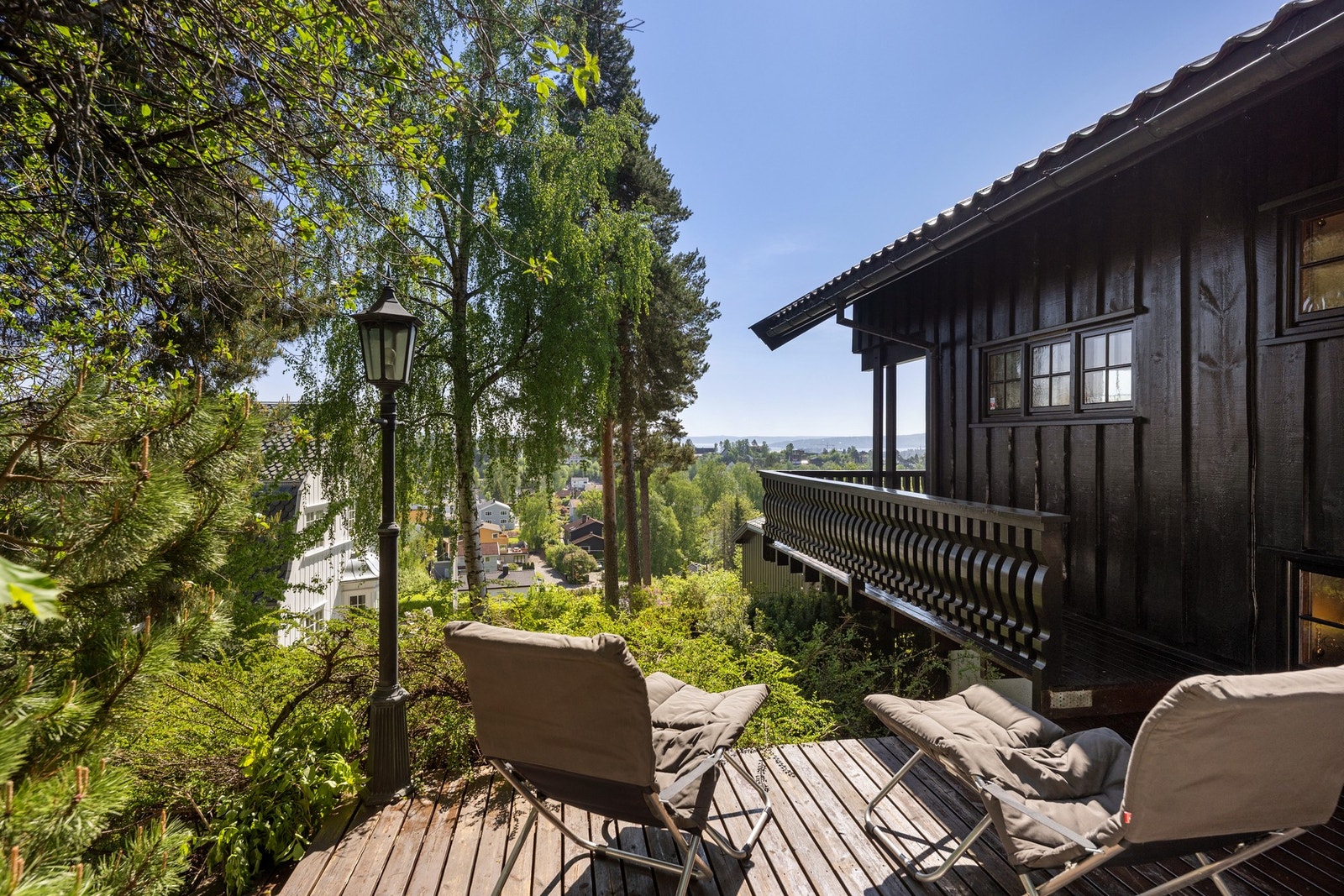 Skjermet terrasse med morgensol på nordøstsiden av huset. Galleribilde