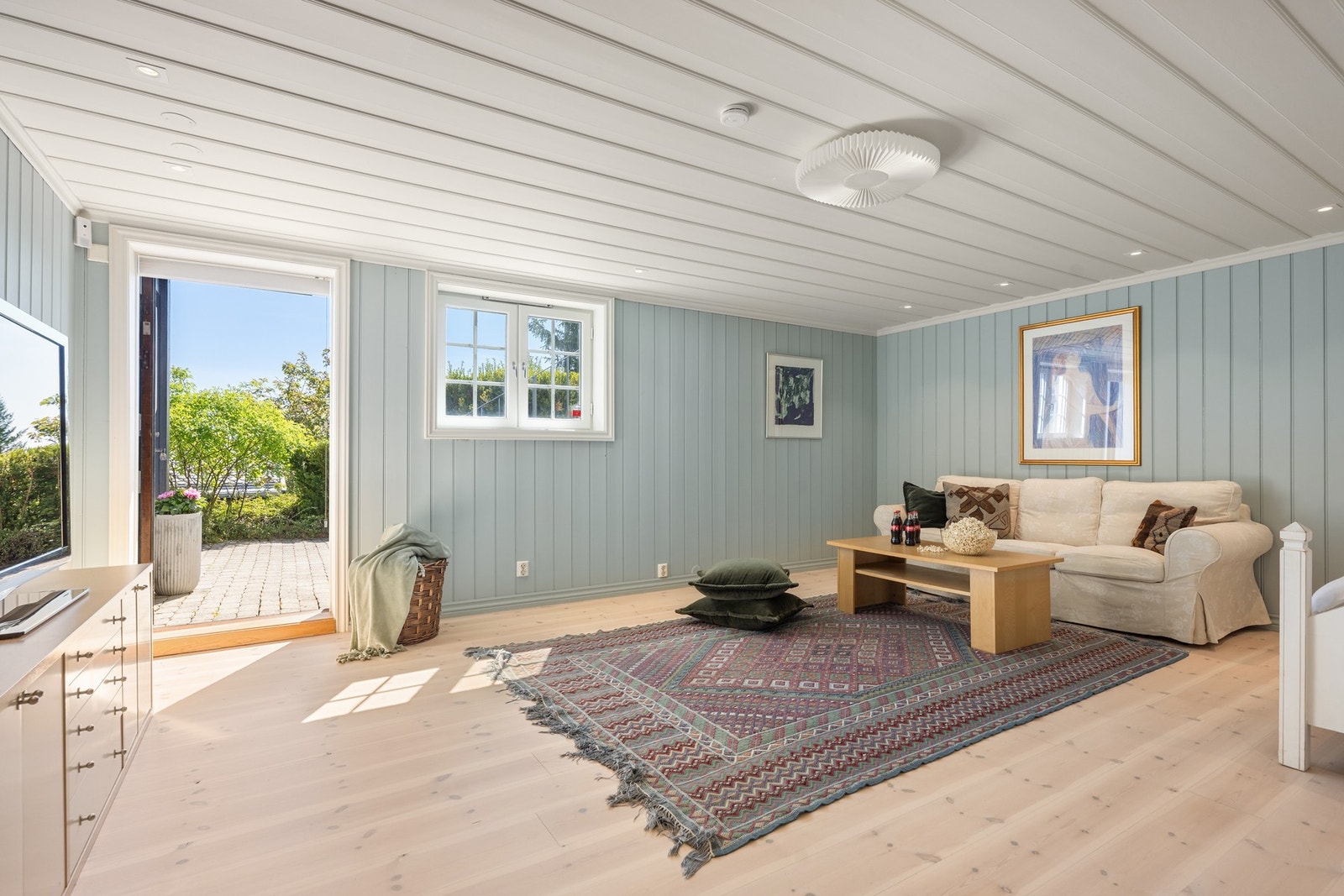 Mellom hovedsoverommet og garasjen ligger et stort hobbyrom på hele 28 kvm - perfekt for eksempel for ungdommen i huset. Galleribilde