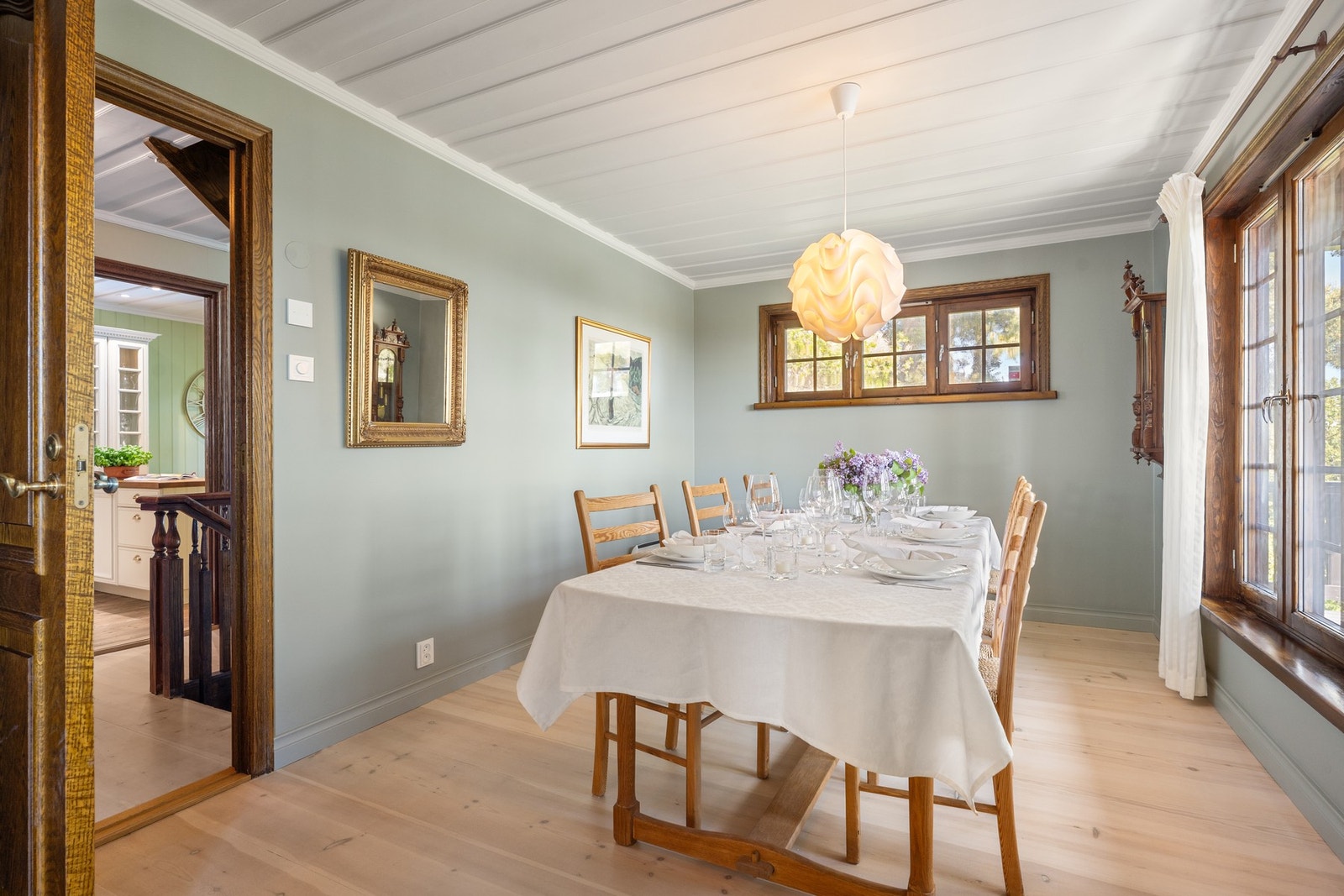 Rommet har lys fra to sider og adgang til kjøkkenet via hallen. Galleribilde