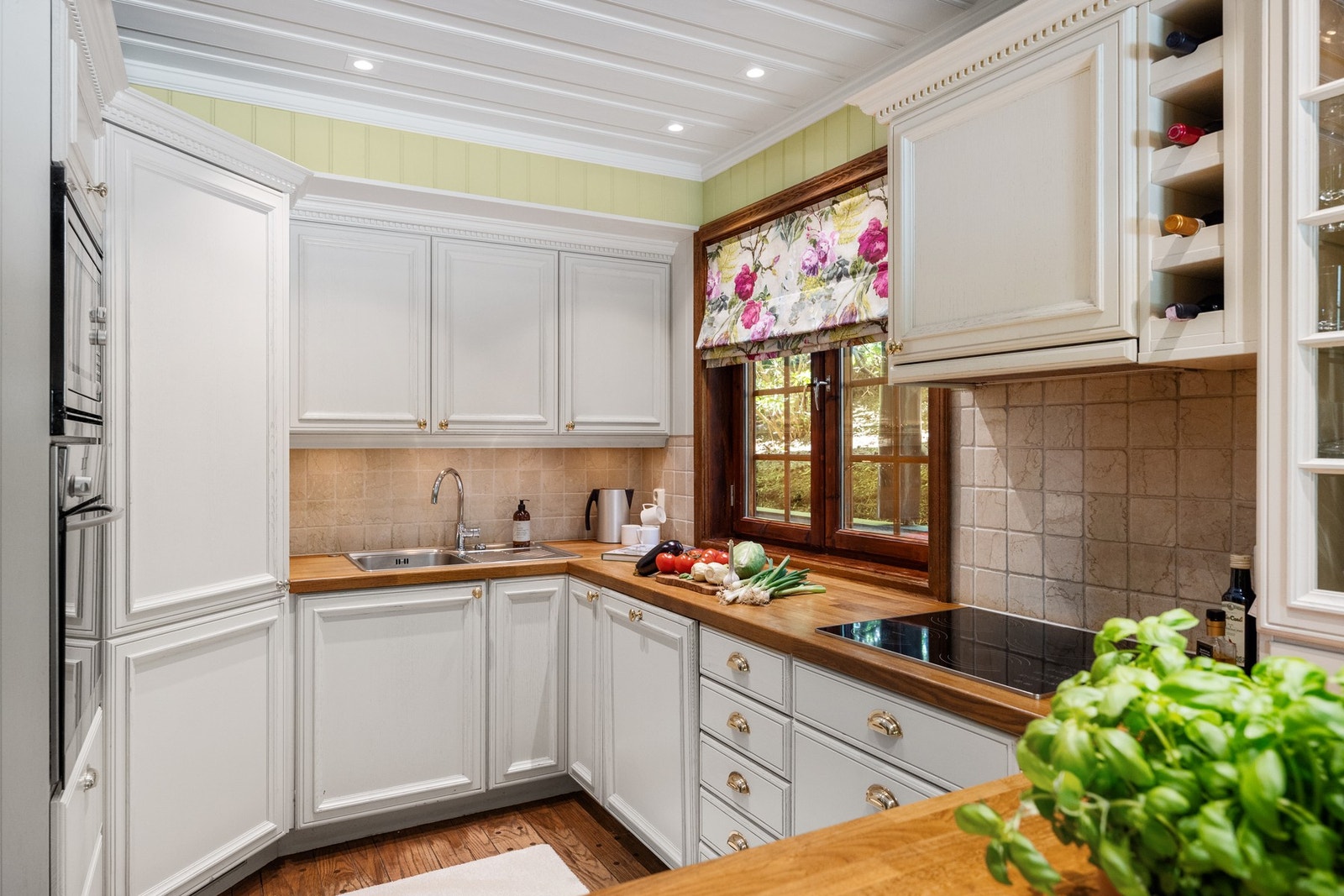 Innredningen består av klassiske, profilerte fronter, med noen vitrinedører for overskap. Galleribilde