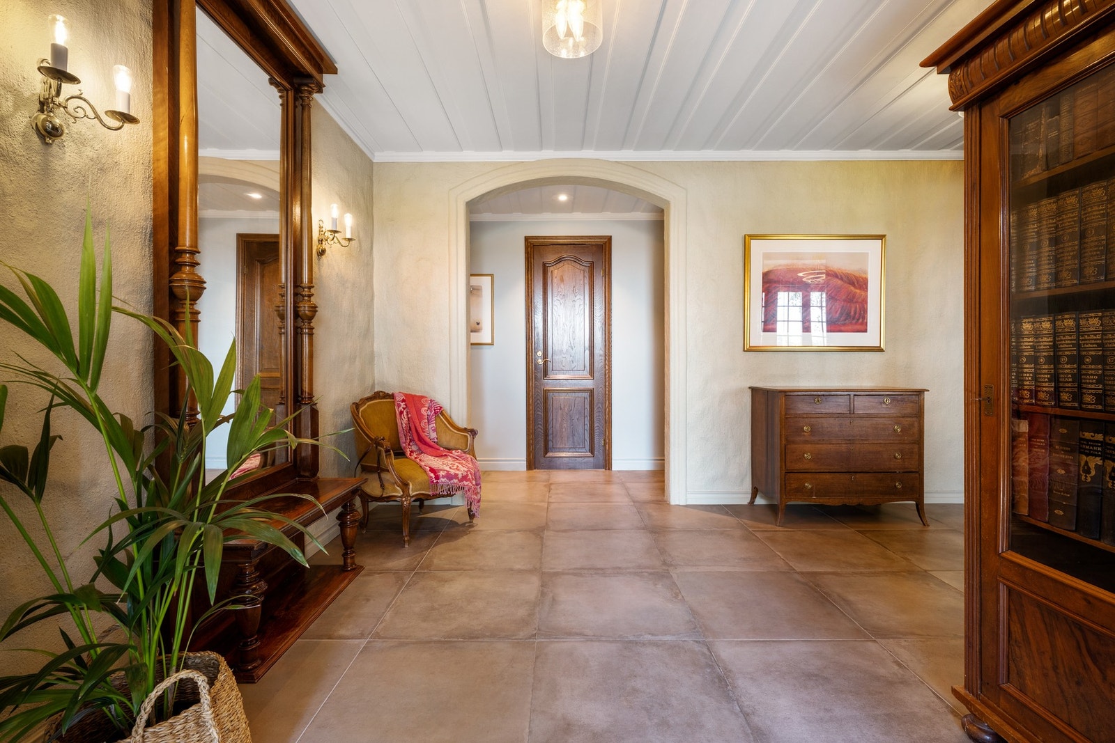 Underetasjen rommer ellers 3 store soverom, toalettrom og dusjbad, vaskerom, kjølerom og lagringsplass. Galleribilde