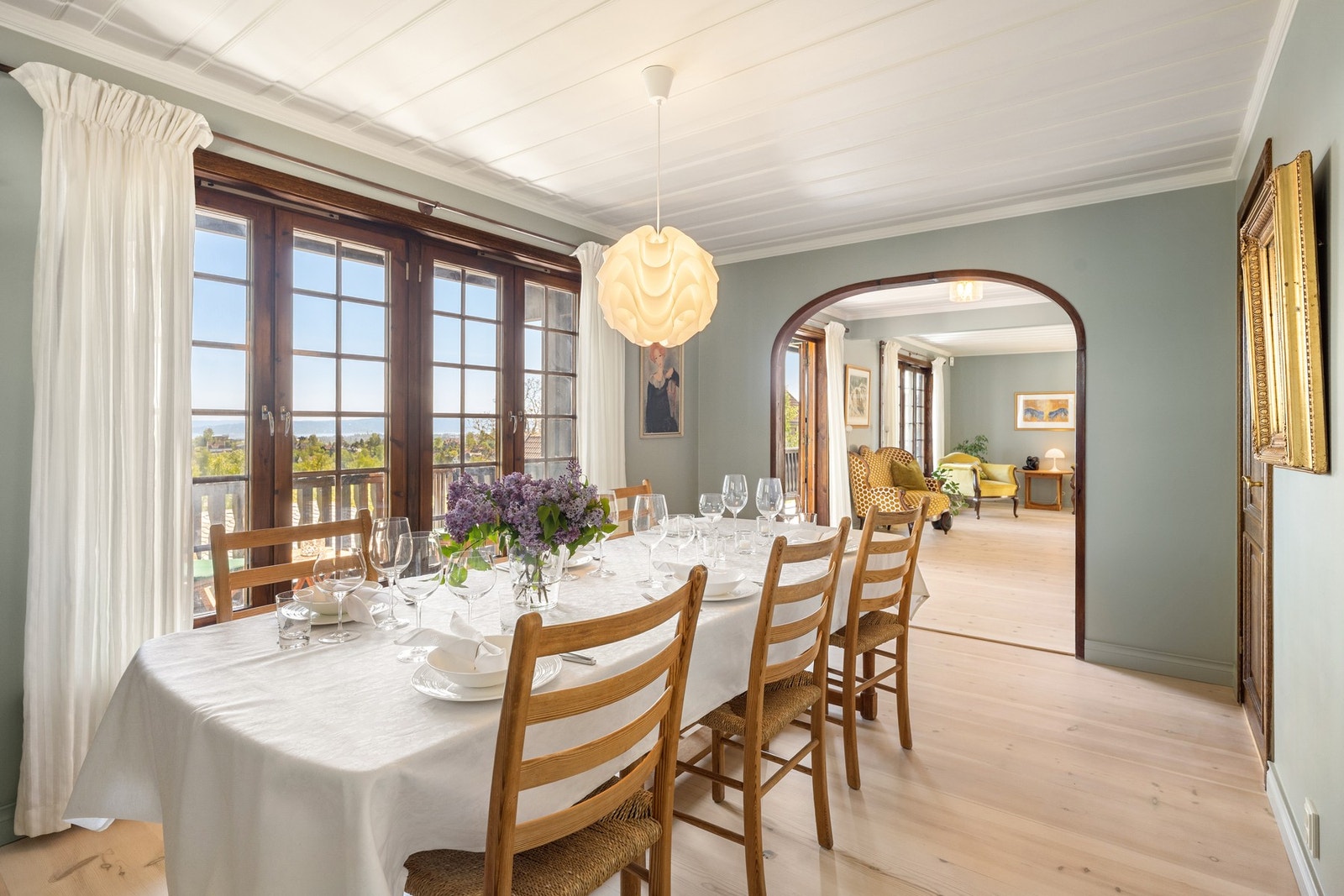 Husets spisestue i et 4,4 meter langt rom med nydelig dagslys. Galleribilde