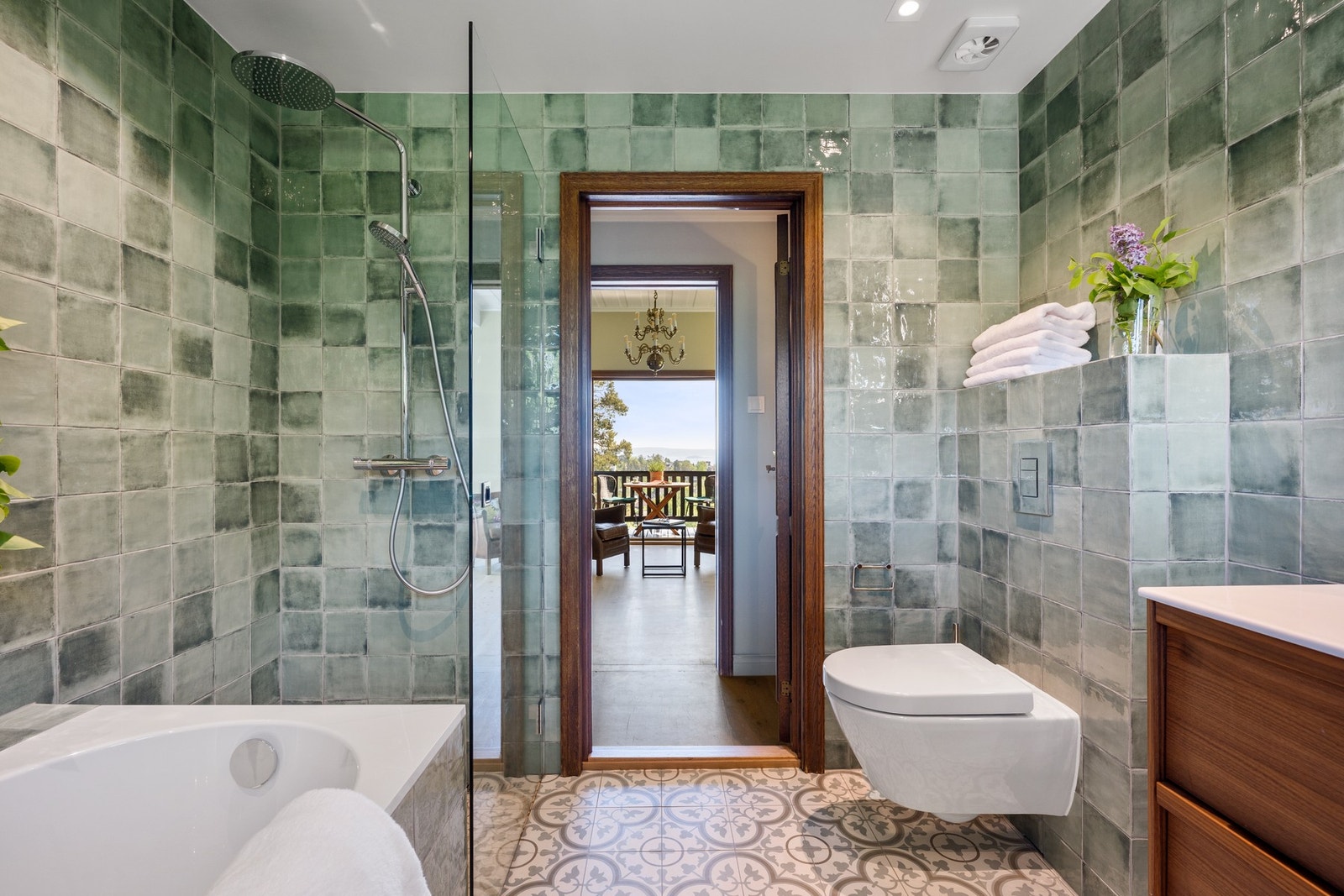 Badet har badekar og dusj. Galleribilde