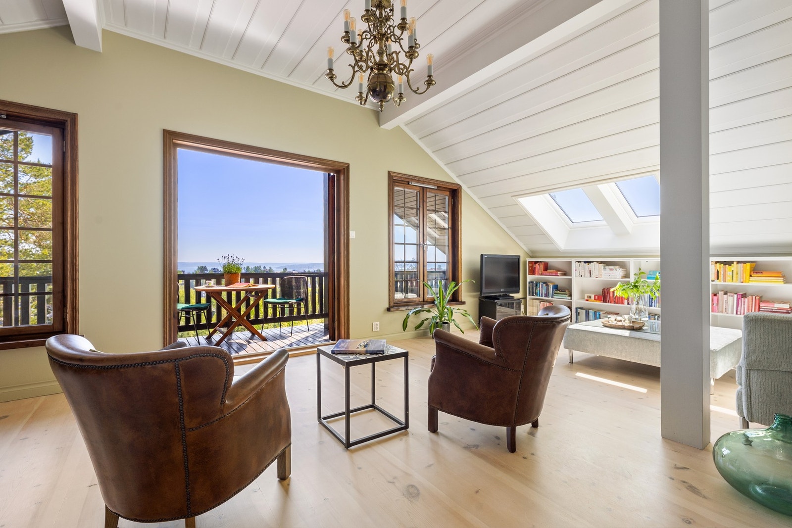 2. etg, familiens oppholdsetasje! Nydelig utsikt herfra også, både fra innsiden og fra veranda. Galleribilde