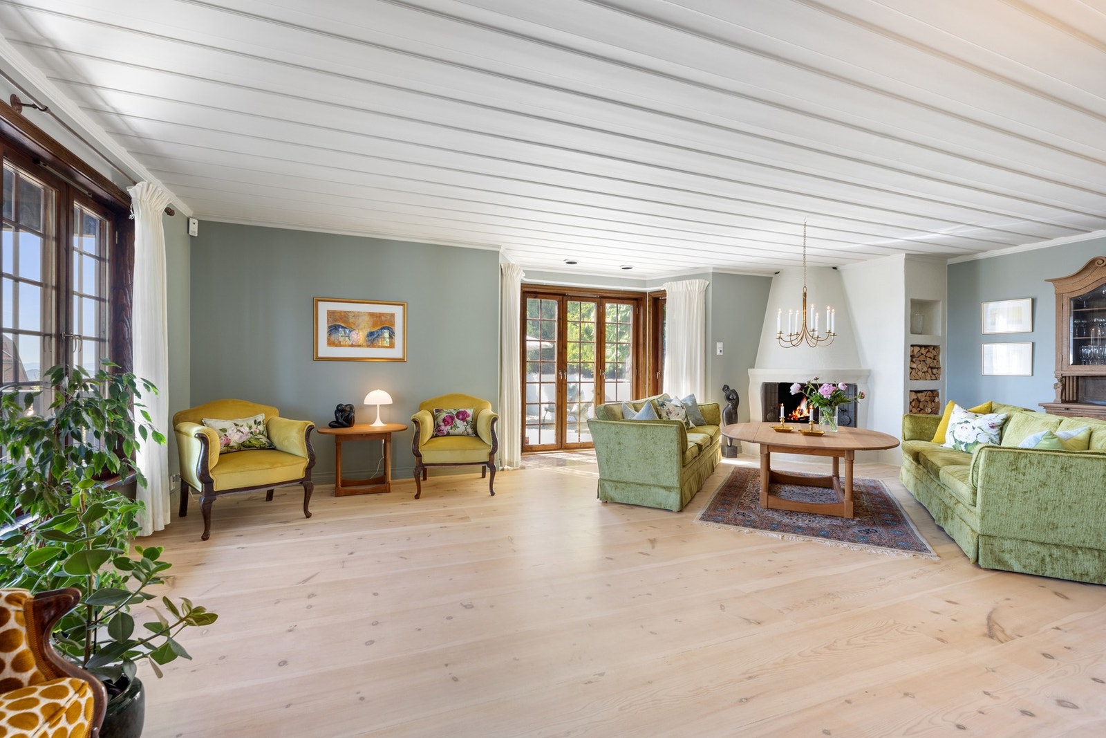 Etasjen har tre utganger til terrasser og hage. Galleribilde