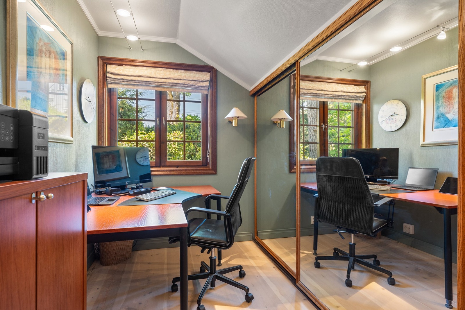 Rommene vender mot rolig naturtomt. Skyvedørsgarderoben på dette rommet har dobbel dybde. Galleribilde