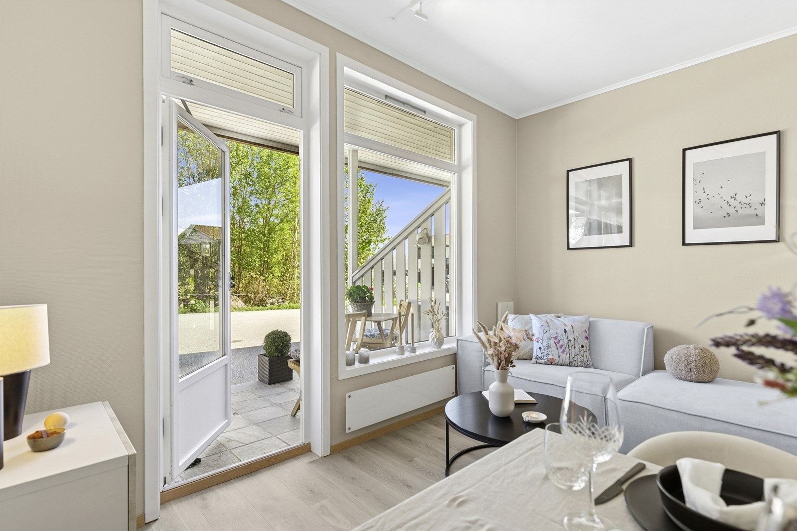 Stue med utgang til steinbelagt markterrasse. Galleribilde