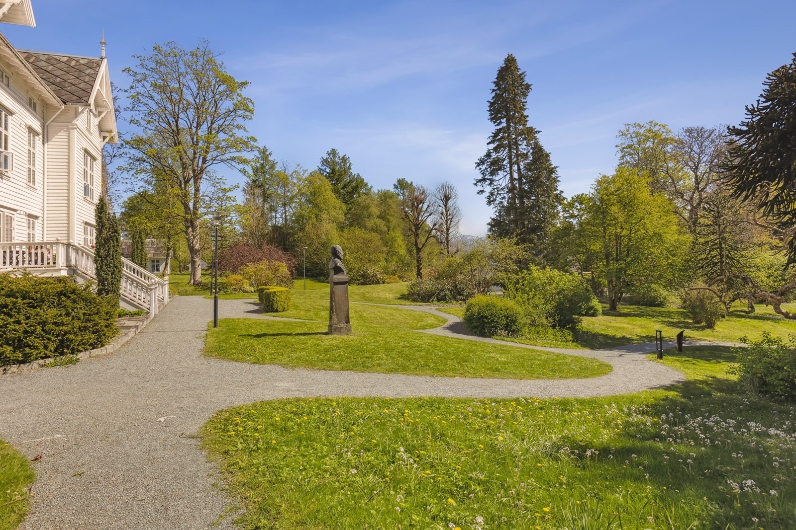 Nærområdet byr på fantastiske rekreasjonsmuligheter, inkludert Høyskoleparken som tilbyr et rolig sted for spaserturer, piknik og avslapning. Galleribilde