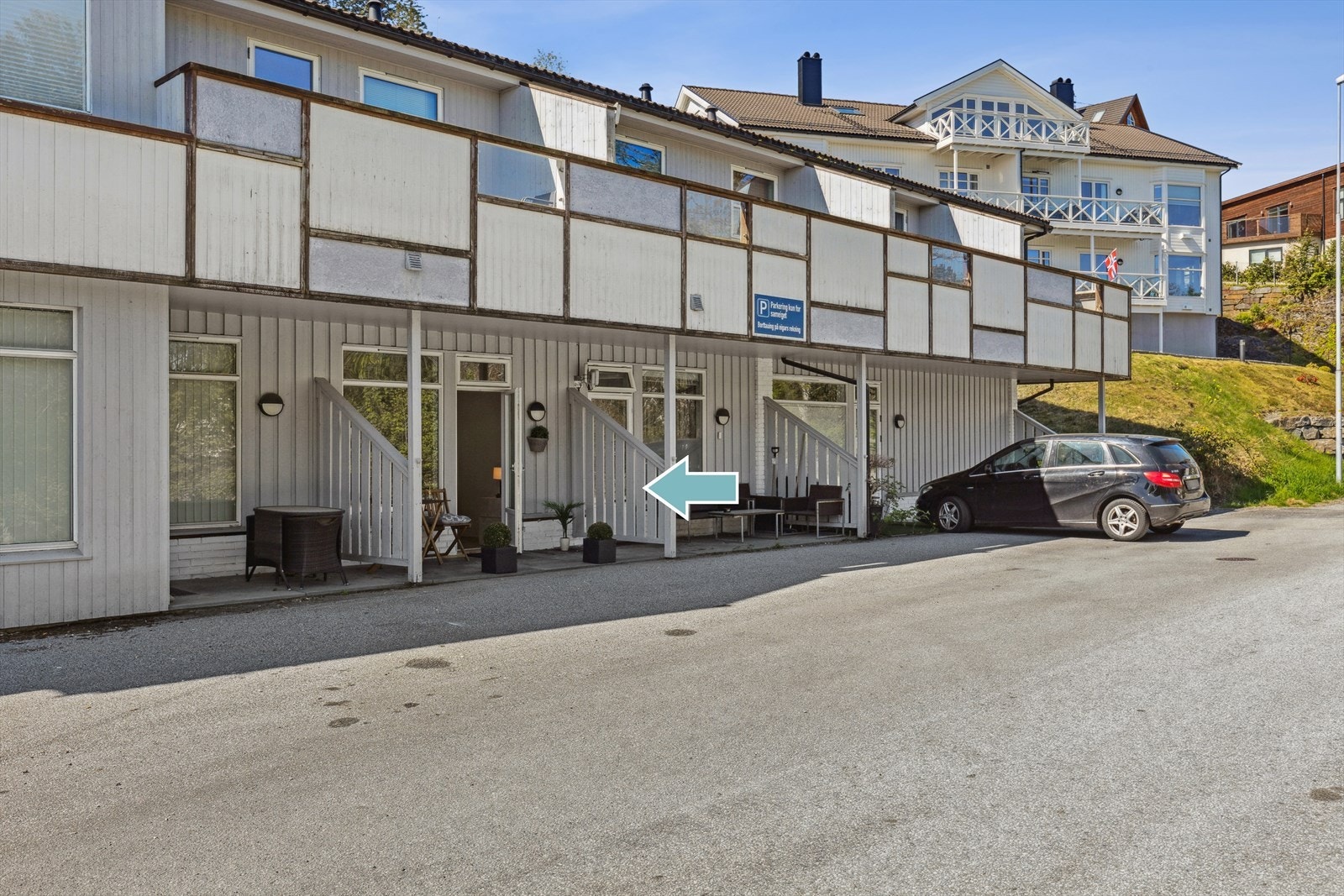 Leiligheten har parkering for 2 stk. biler foran leiligheten. Galleribilde