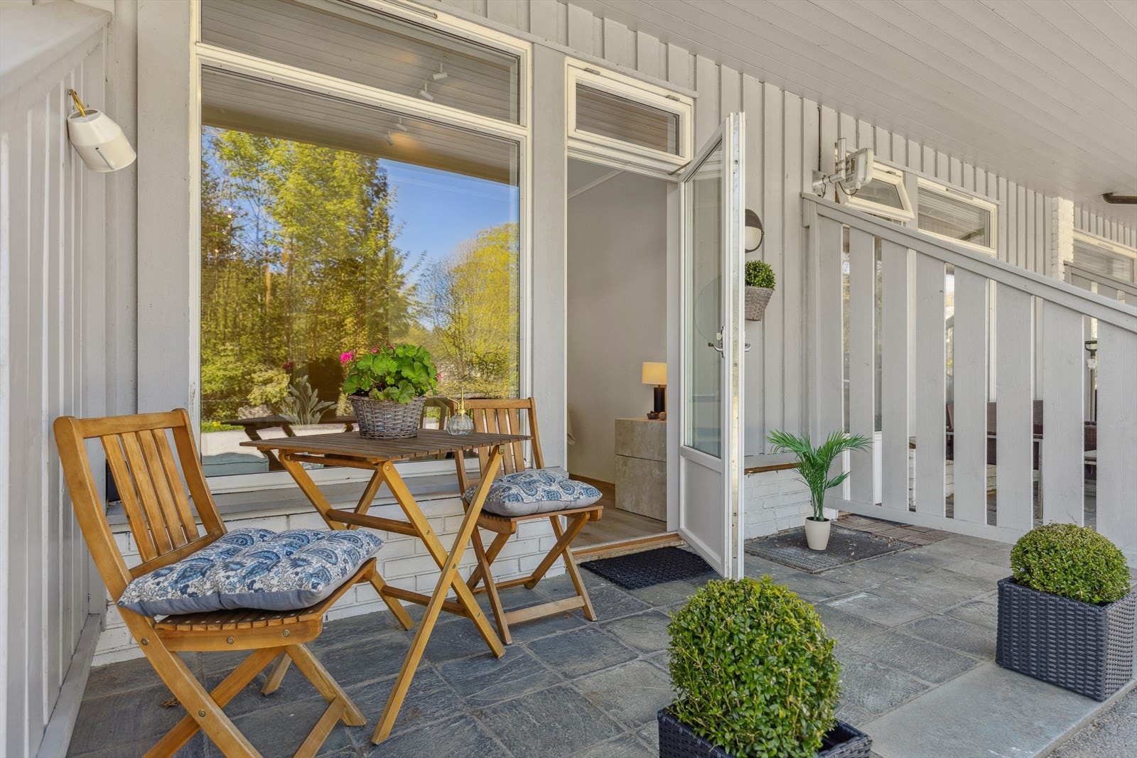 Utgang til uteplass fra stue. Galleribilde