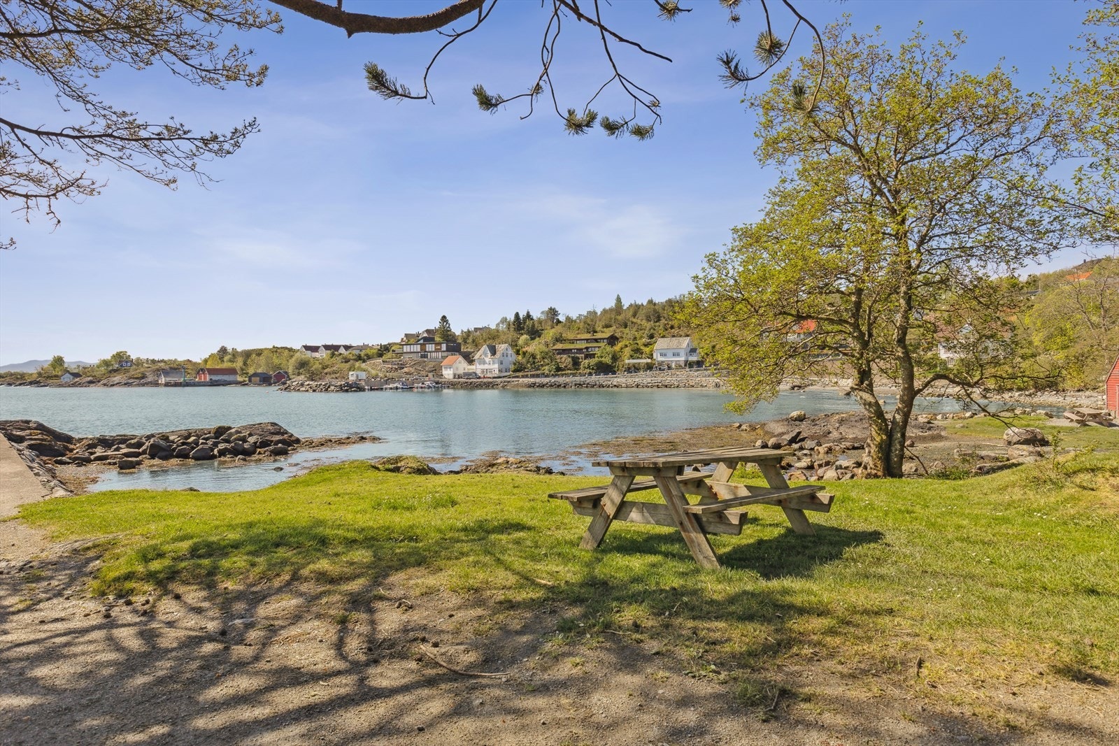 Kort vei til badestrand i breivikjo, perfekt for varme sommerdager. Galleribilde