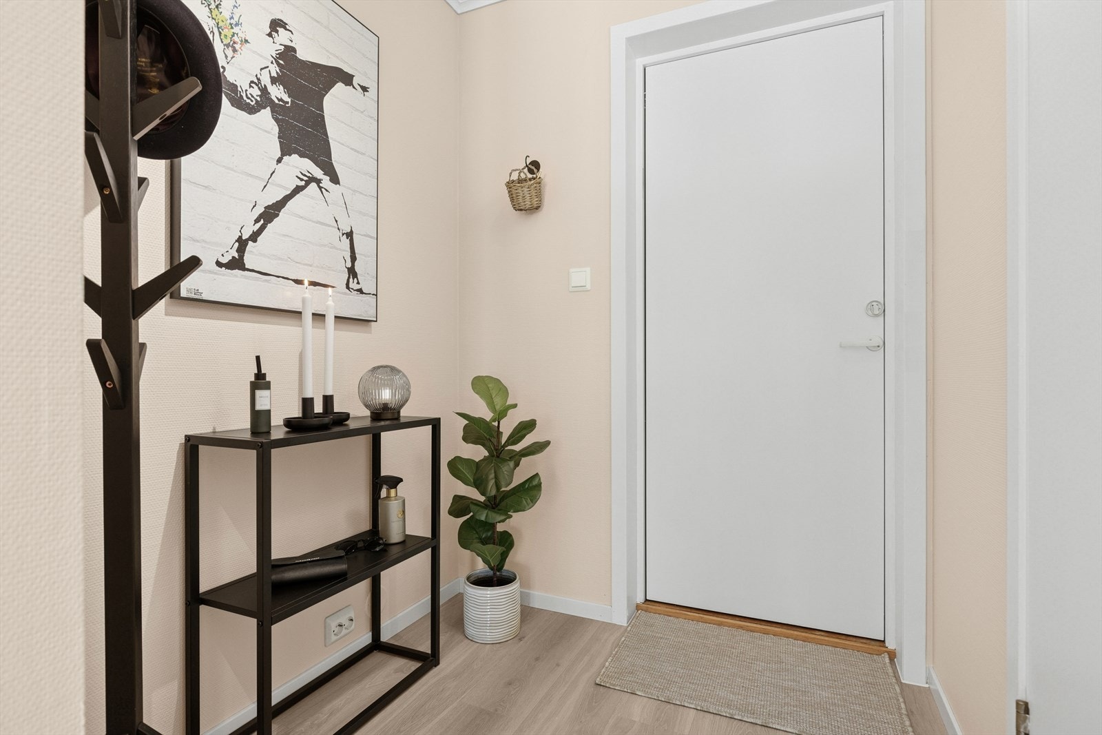 Gang med garderobeplass og laminat på gulv. Galleribilde