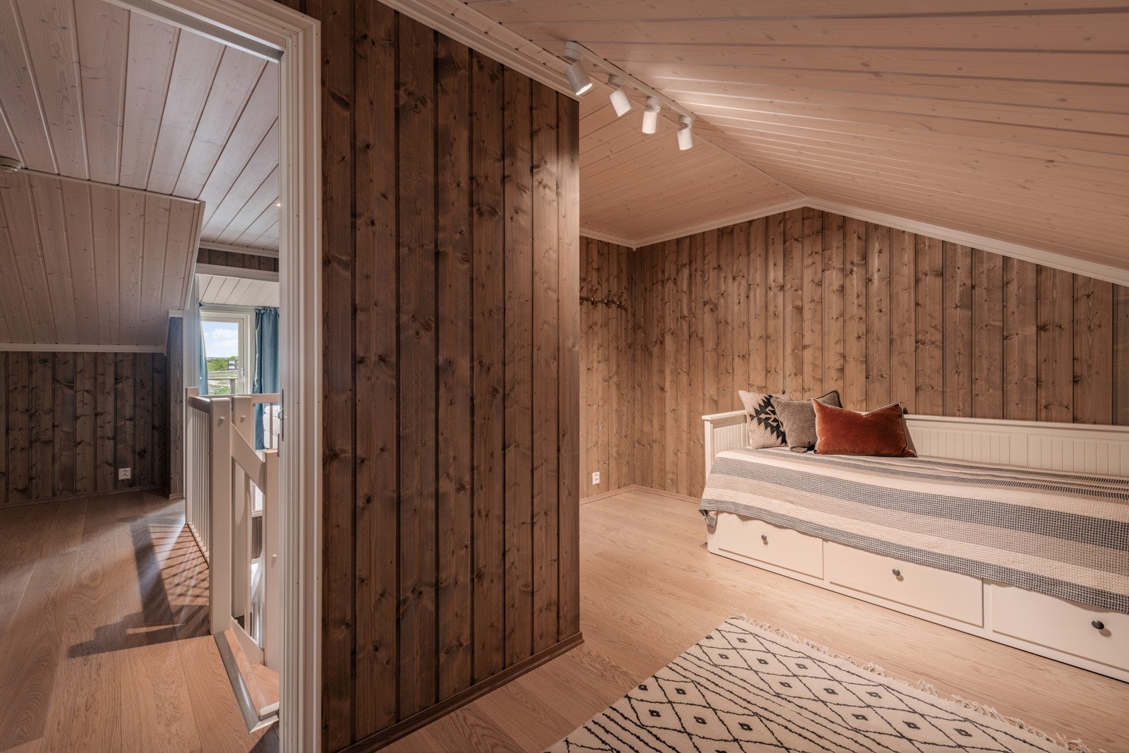 Flott rom innredet med sovesofa (uten vindu) Galleribilde