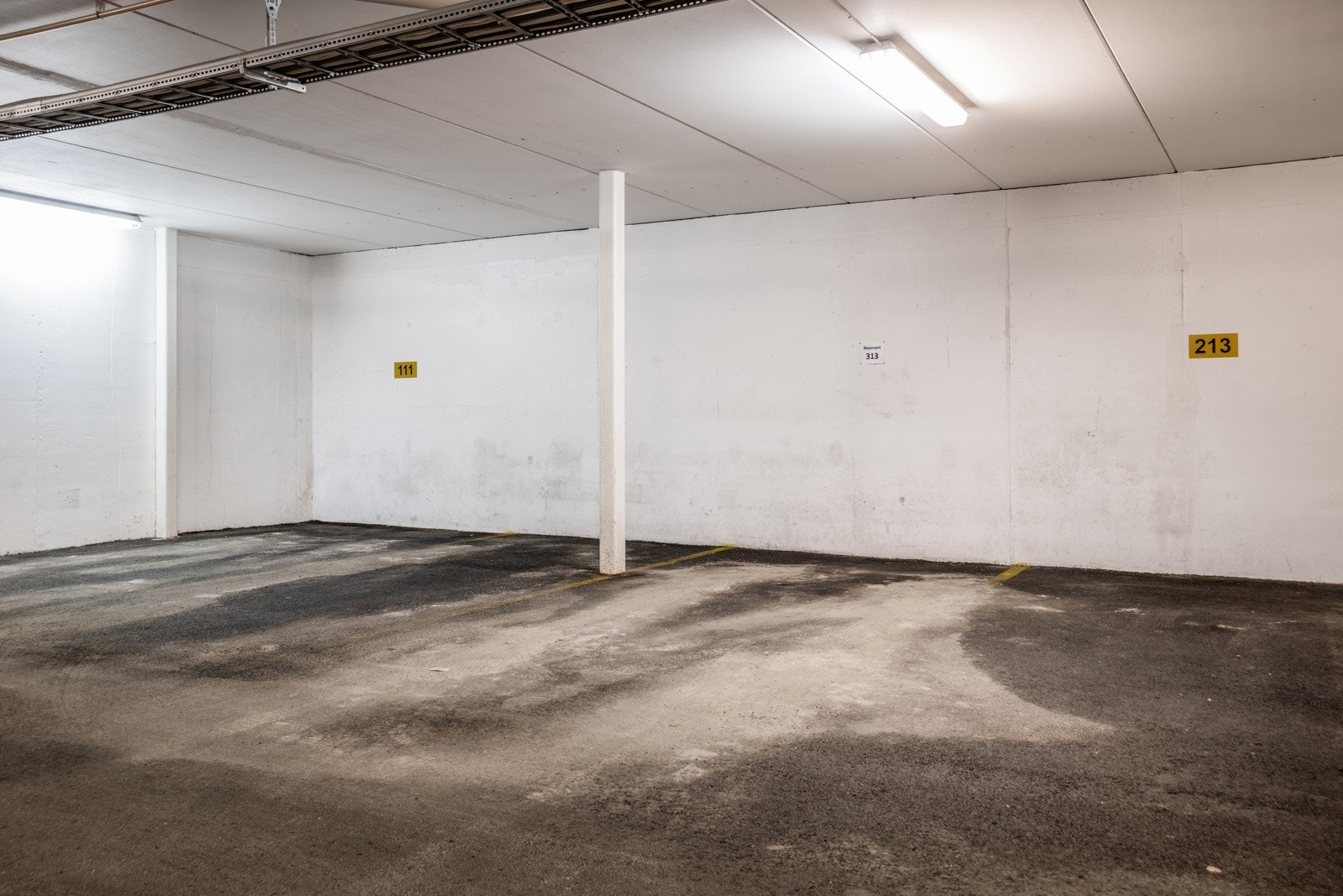 2 egne parkeringsplasser rett ved heis som går opp til leiligheten Galleribilde