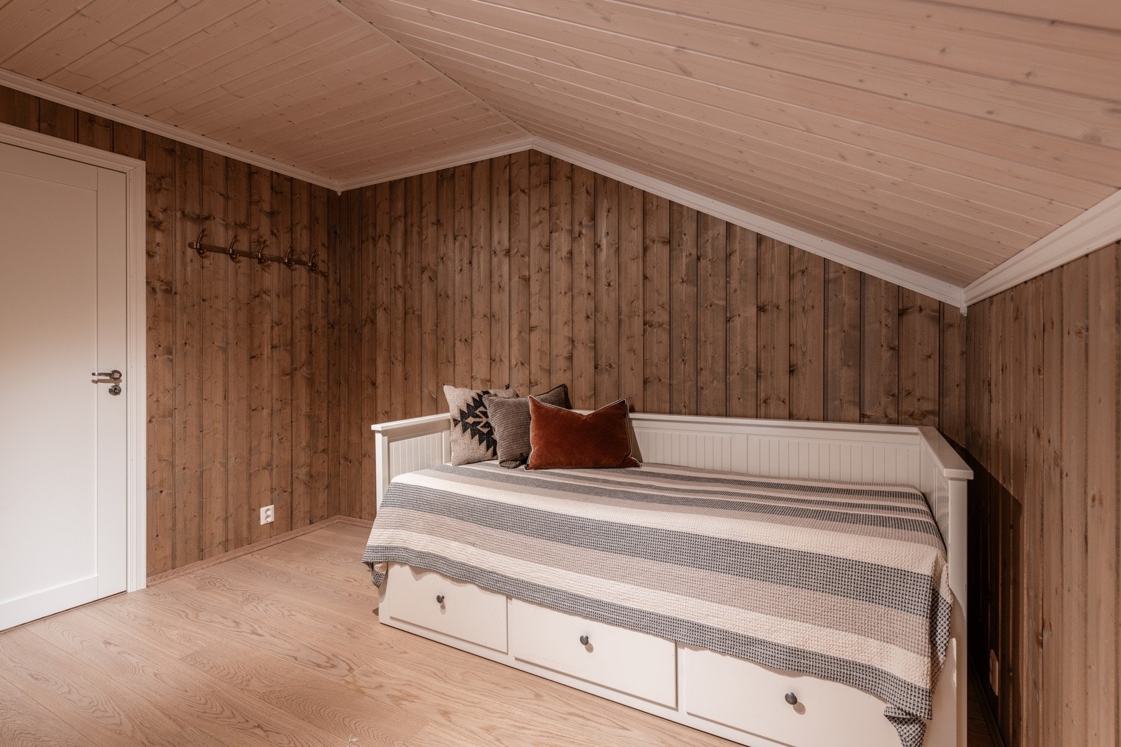 Flott rom innredet med sovesofa (uten vindu) Galleribilde