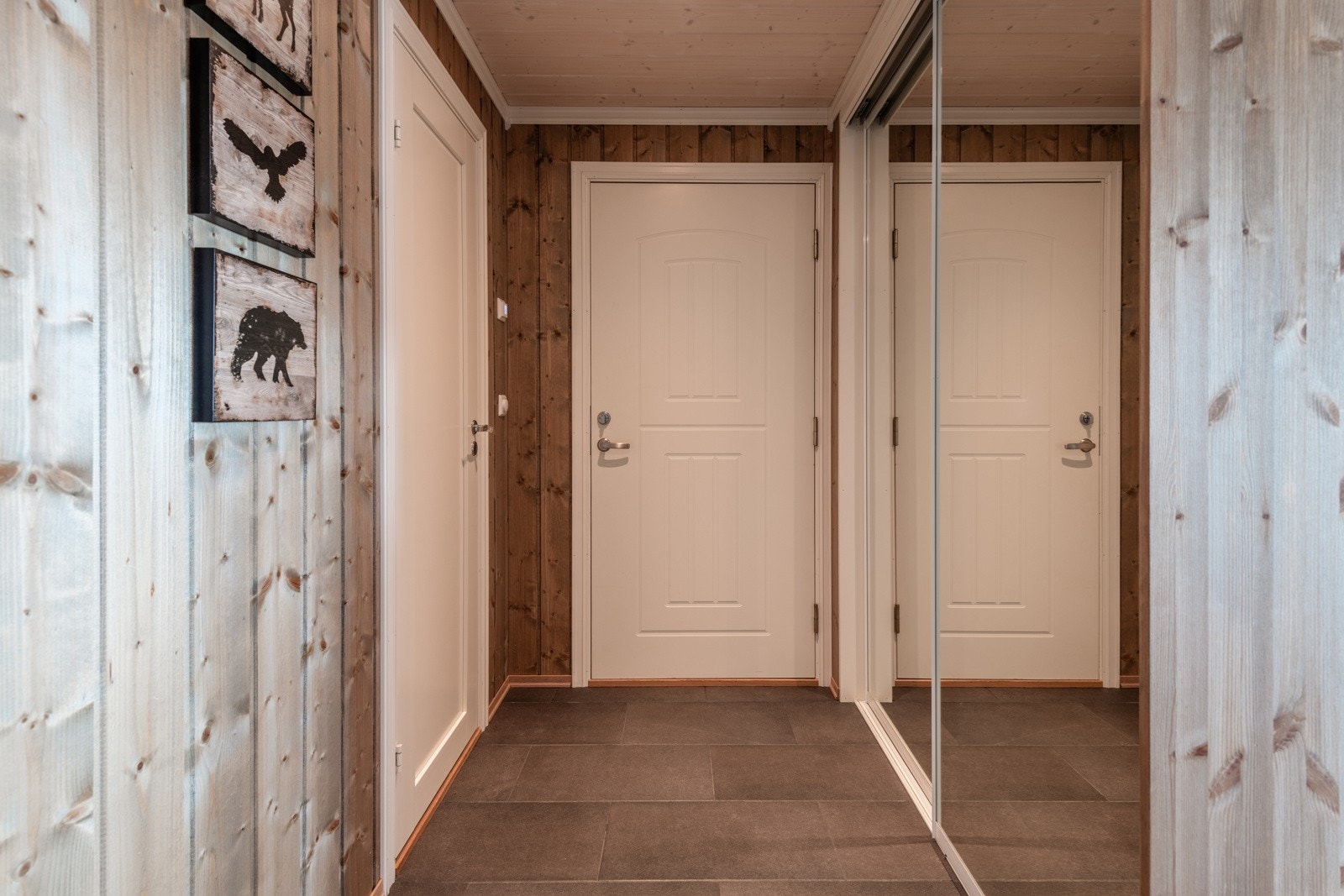 Entré med skyvedørsgarderobe og flislagt gulv Galleribilde