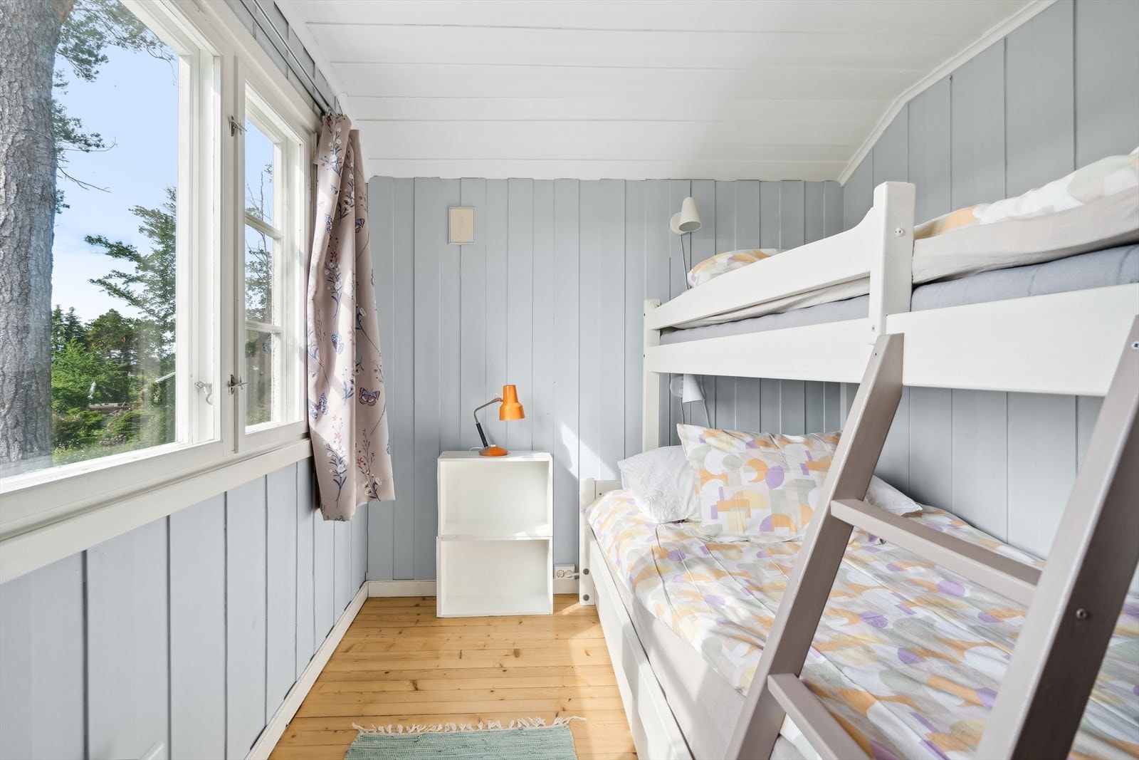 To soverom i hytta. Det ene innredet med familiekøyeseng Galleribilde