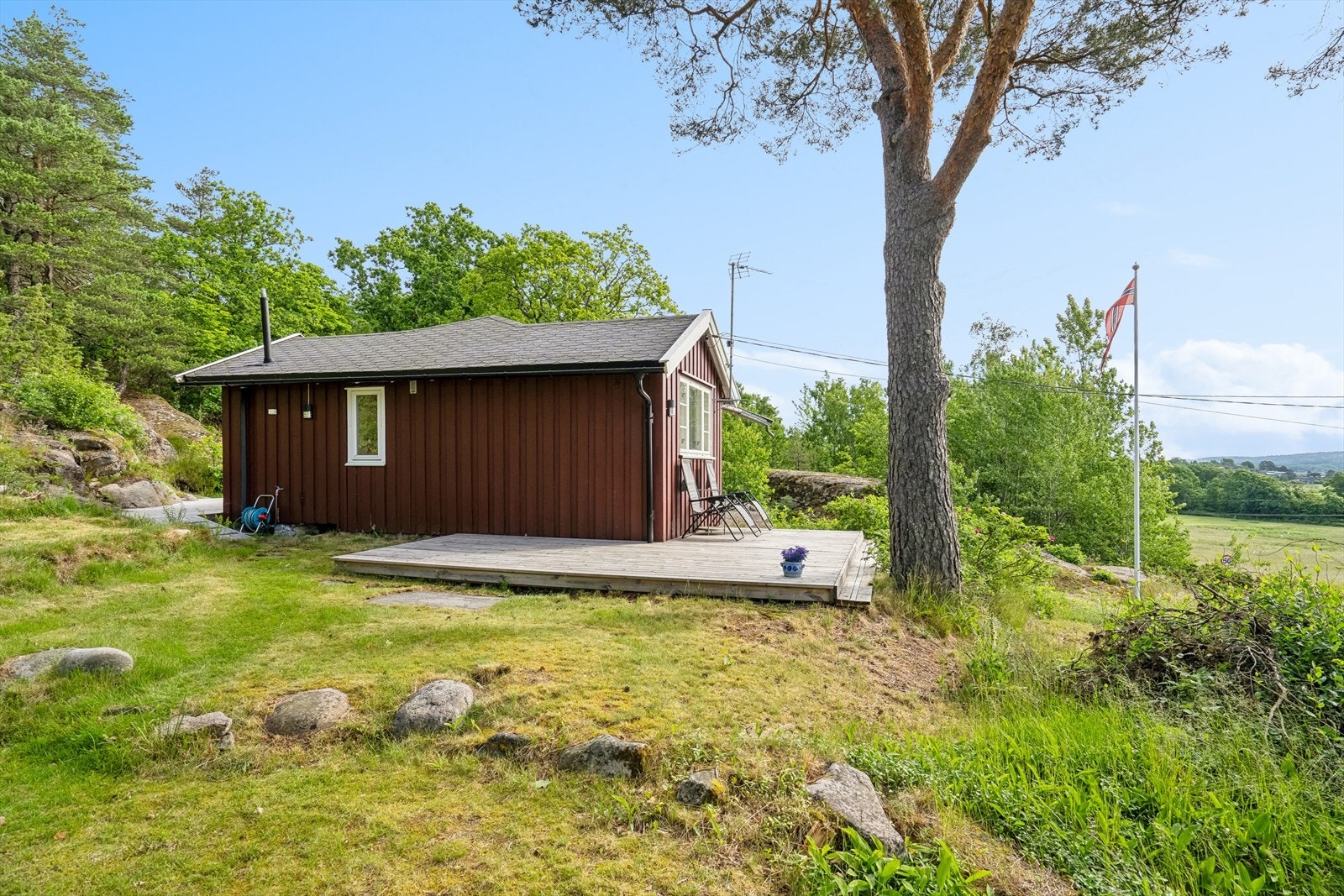 Terrasseplatting på syd - og østsiden av hytta Galleribilde