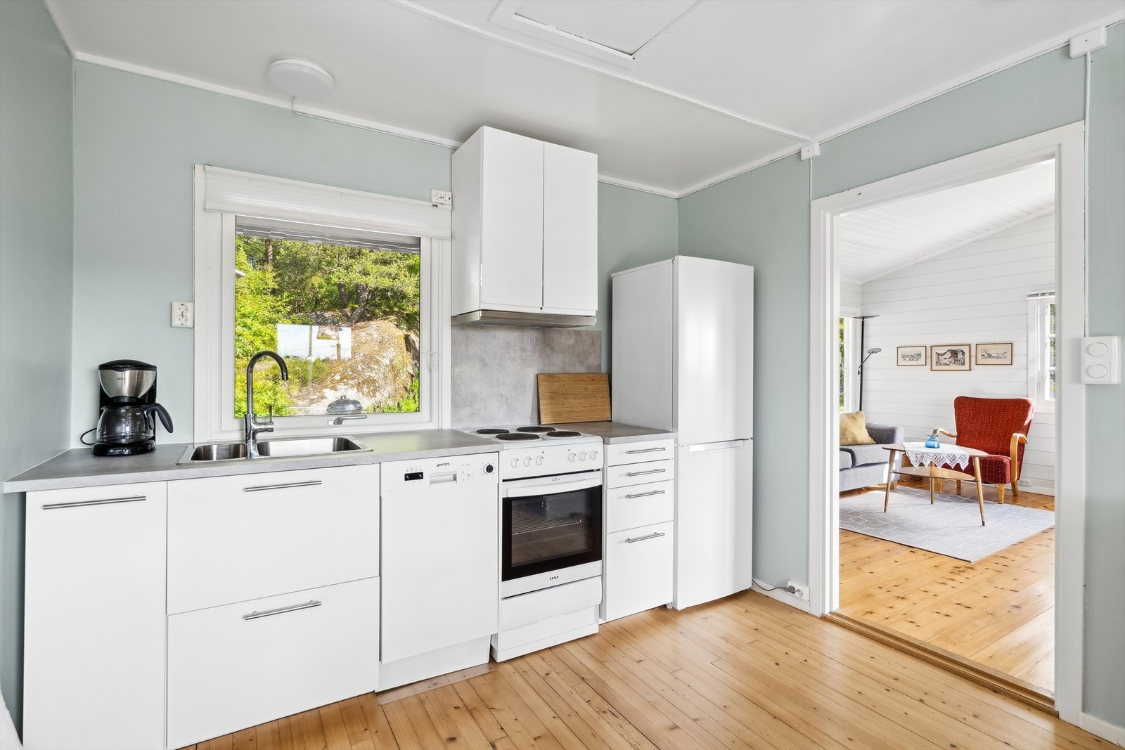 Kjøkkeninnredning fra 2017 med oppvaskmaskin, komfyr, avtrekksvifte og kjøle- og fryseskap Galleribilde