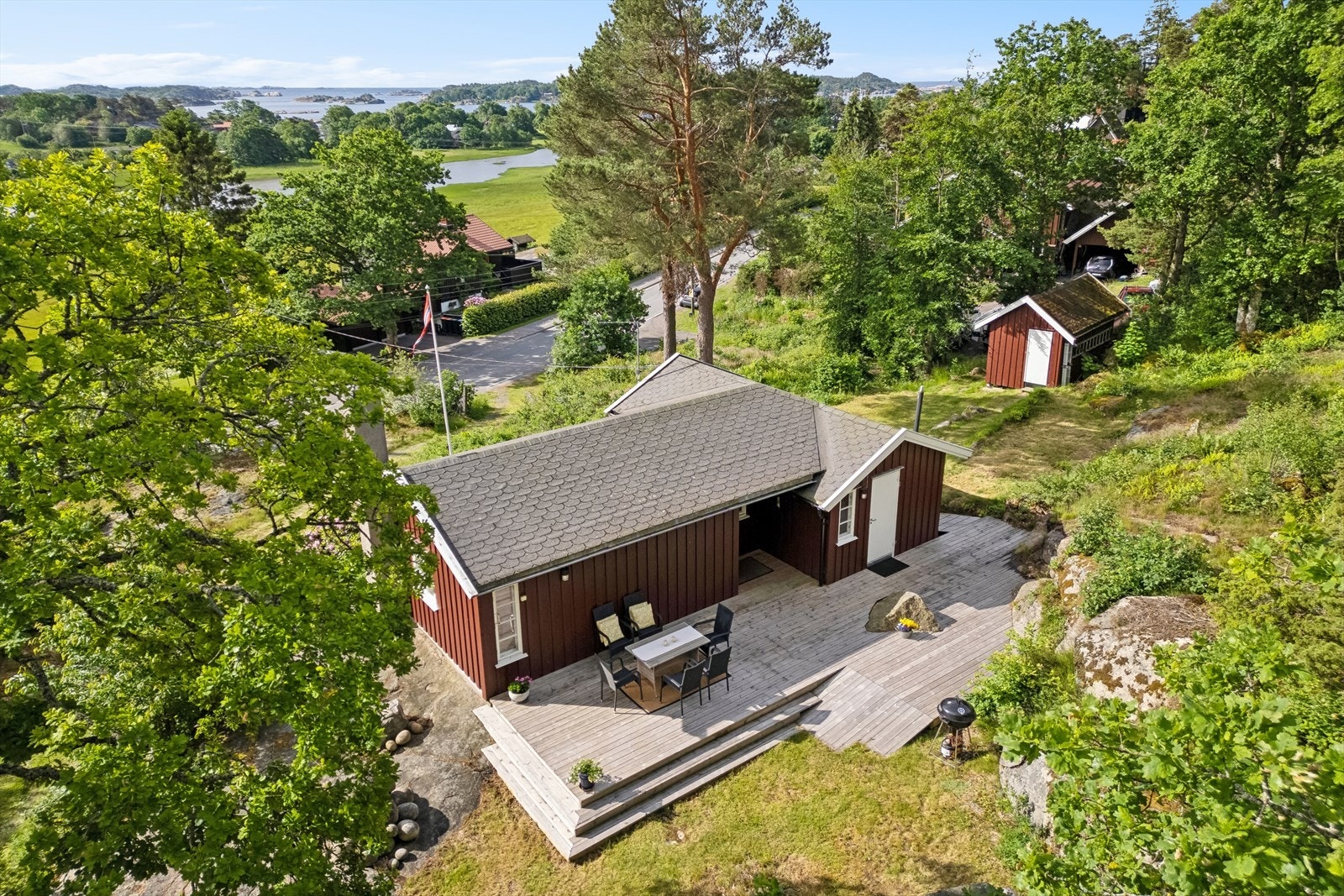 Praktisk overbygget inngangsparti på vestsiden av hytta Galleribilde