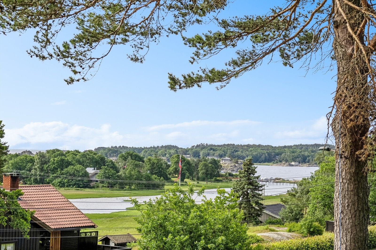 Fint utsyn til Kaupangkilen og Viksfjord fra terrassen i syd og øst Galleribilde