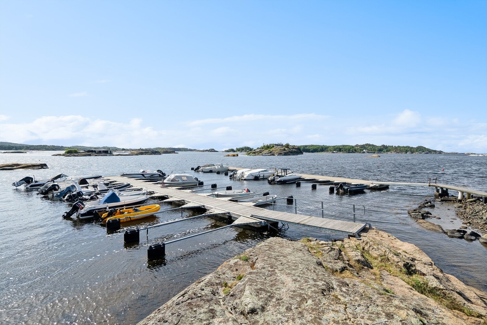 Maritimt miljø på Kaupangstranda. Mulighet for å leie båtplass her nå for sommeren Galleribilde
